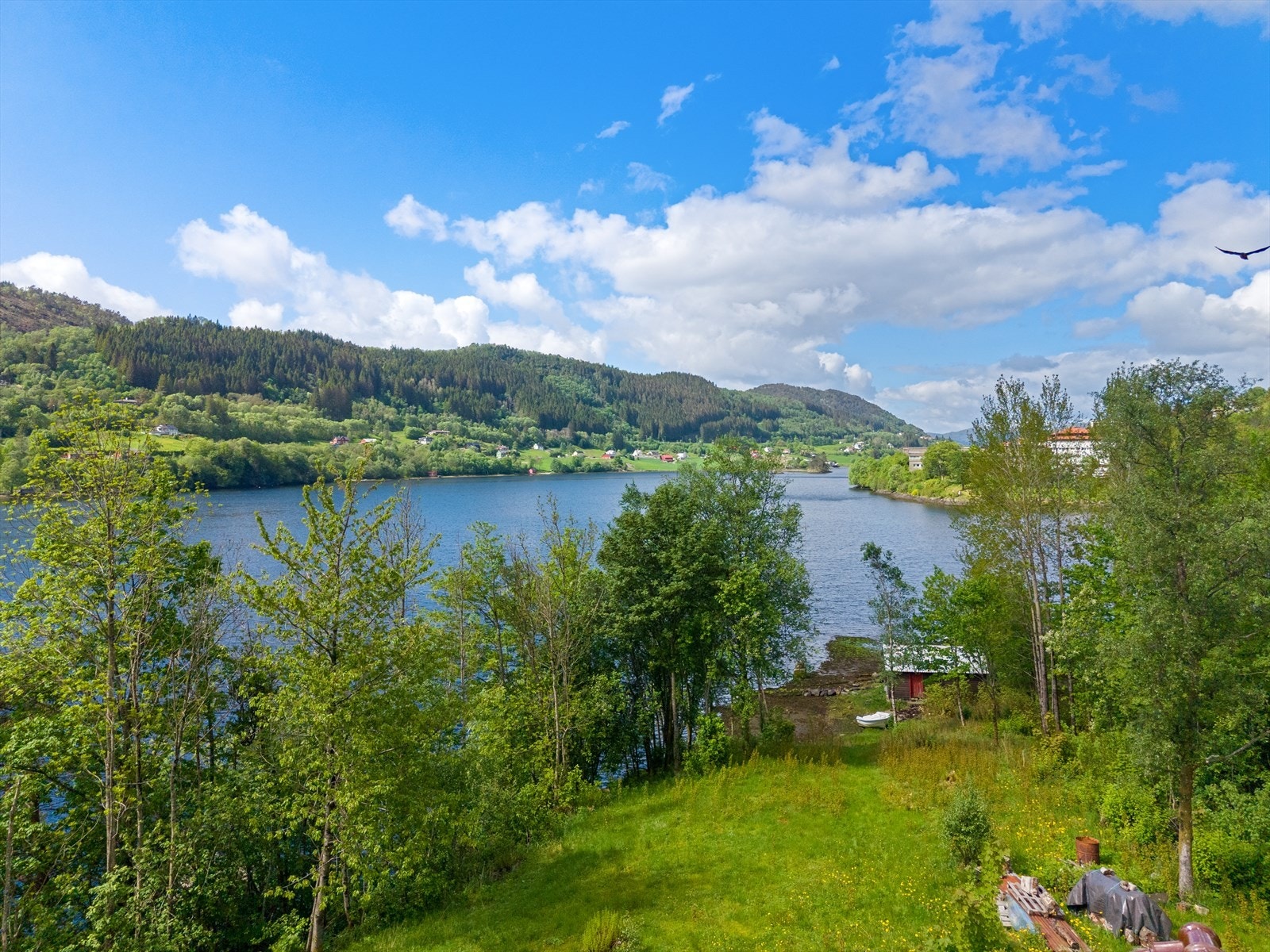Det er enkel tilkomst til strandsonen og naustetomten! Galleribilde