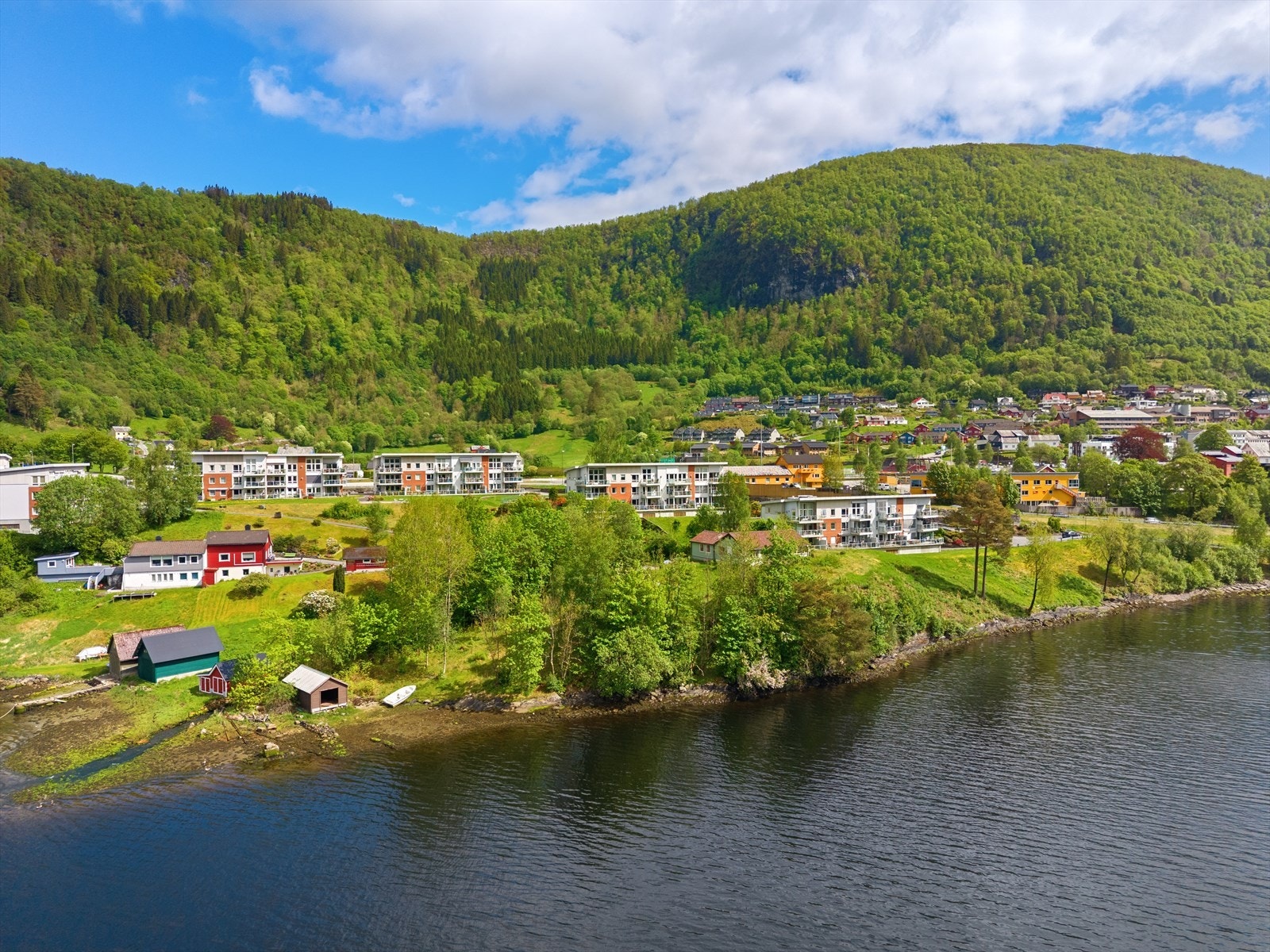 Fra eiendommen kan man nyte sjøutsikt og rolige omgivelser, samtidig som servicetilbud, tog og sentrumstilbud er innen kort gangavstand. Galleribilde