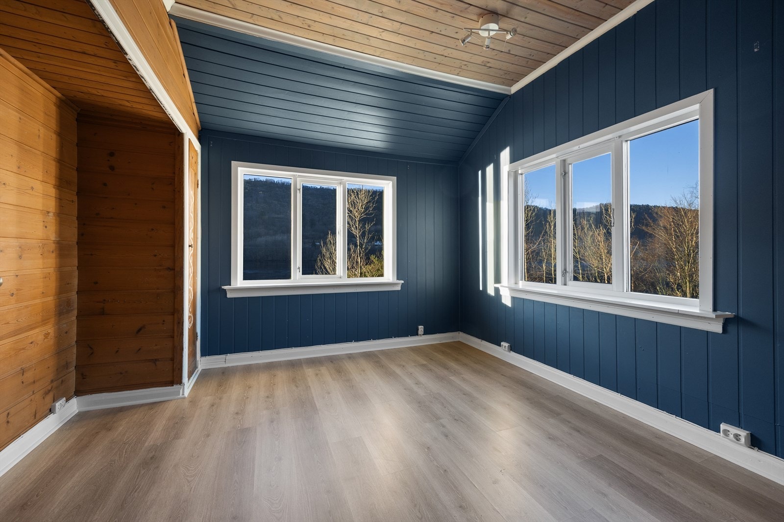 Boligen har totalt fem soverom med varierende størrelse, på ca. 11,1 m², 9,6 m², 9,2 m², 8,1 m² og 5,8 m². Galleribilde