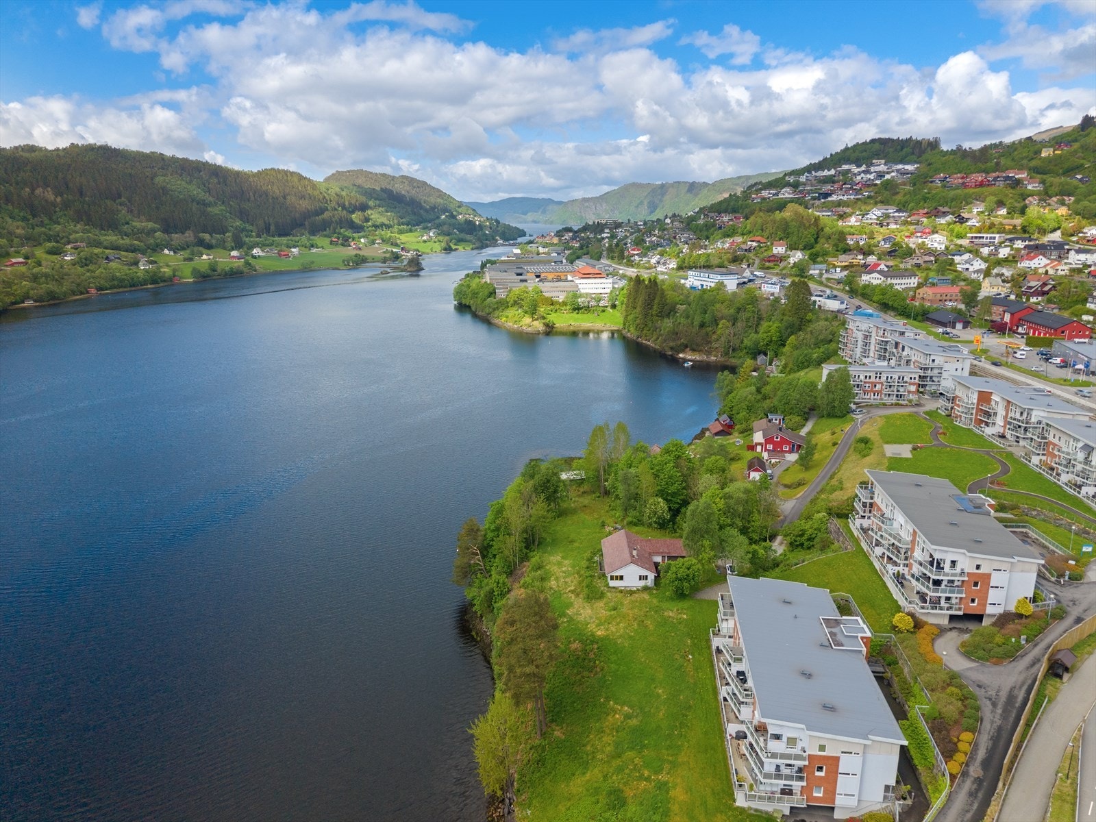 Nydelig beliggenhet ved Arnavågen og gangavstand til "alt" i Indre Arna. Galleribilde