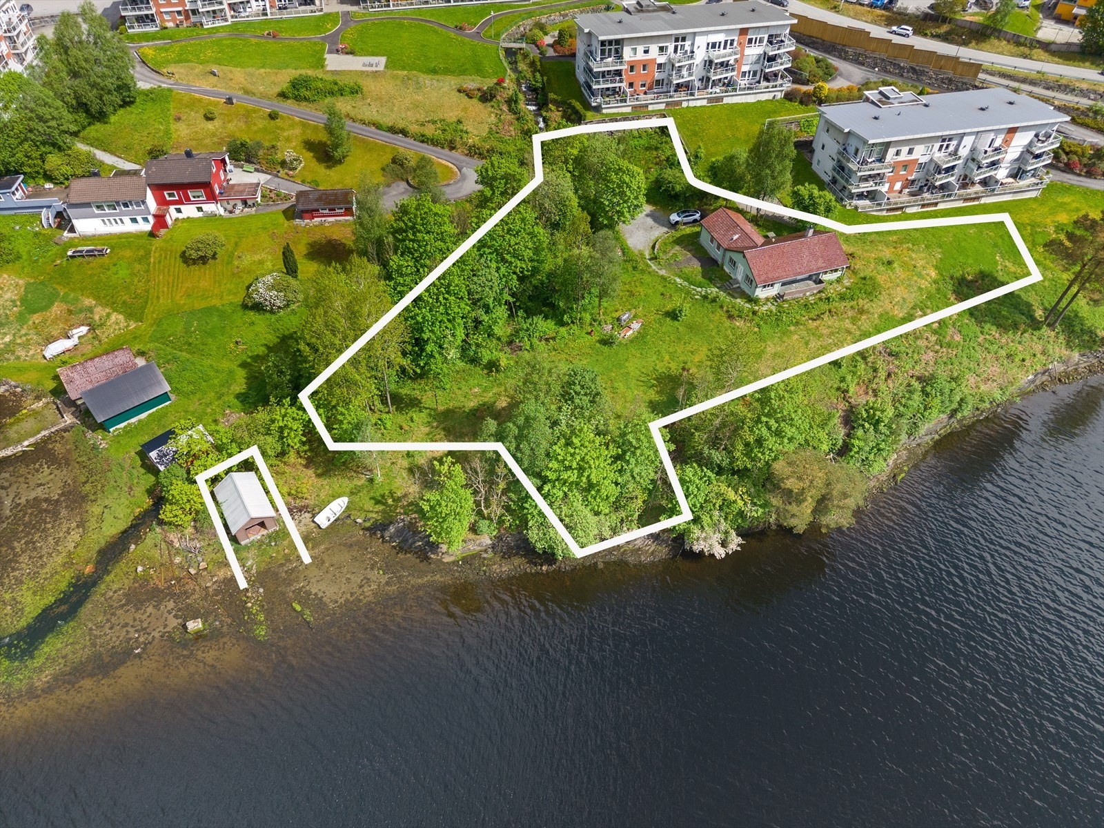 Stor tomt og naust på eget bnr. (estimerte grenser). Galleribilde