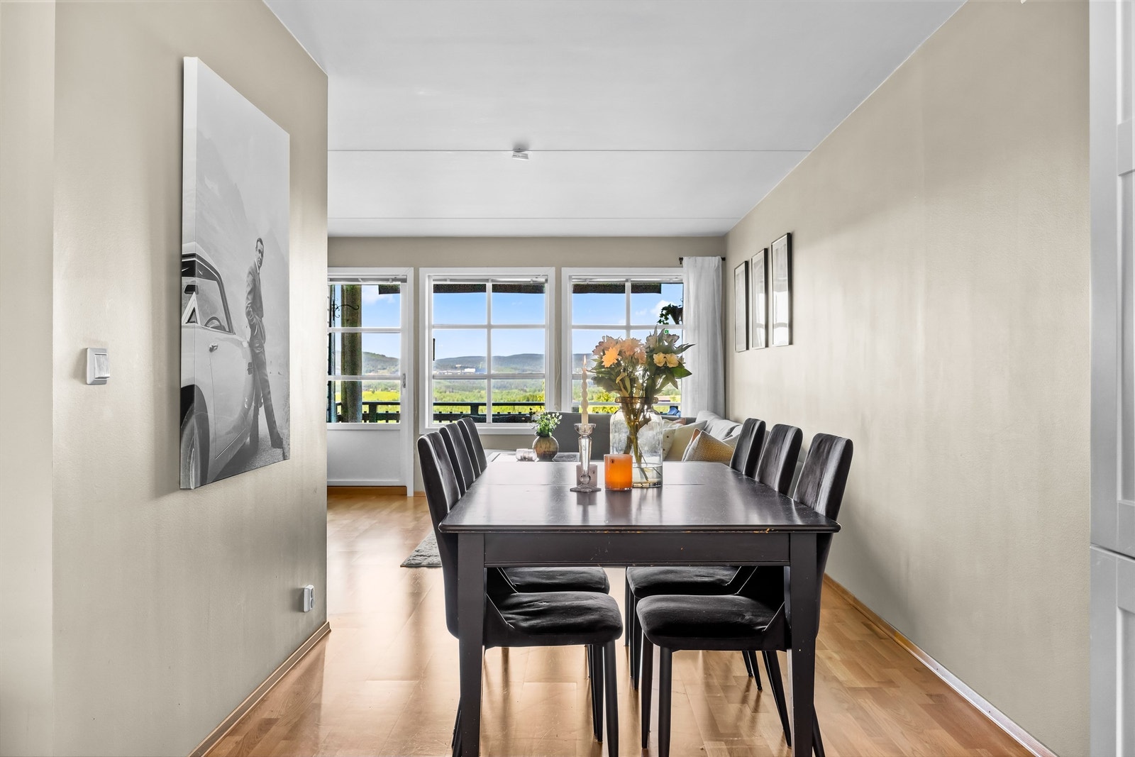 Stuen har god plass til både spisebord og en romslig sofagruppe. Galleribilde
