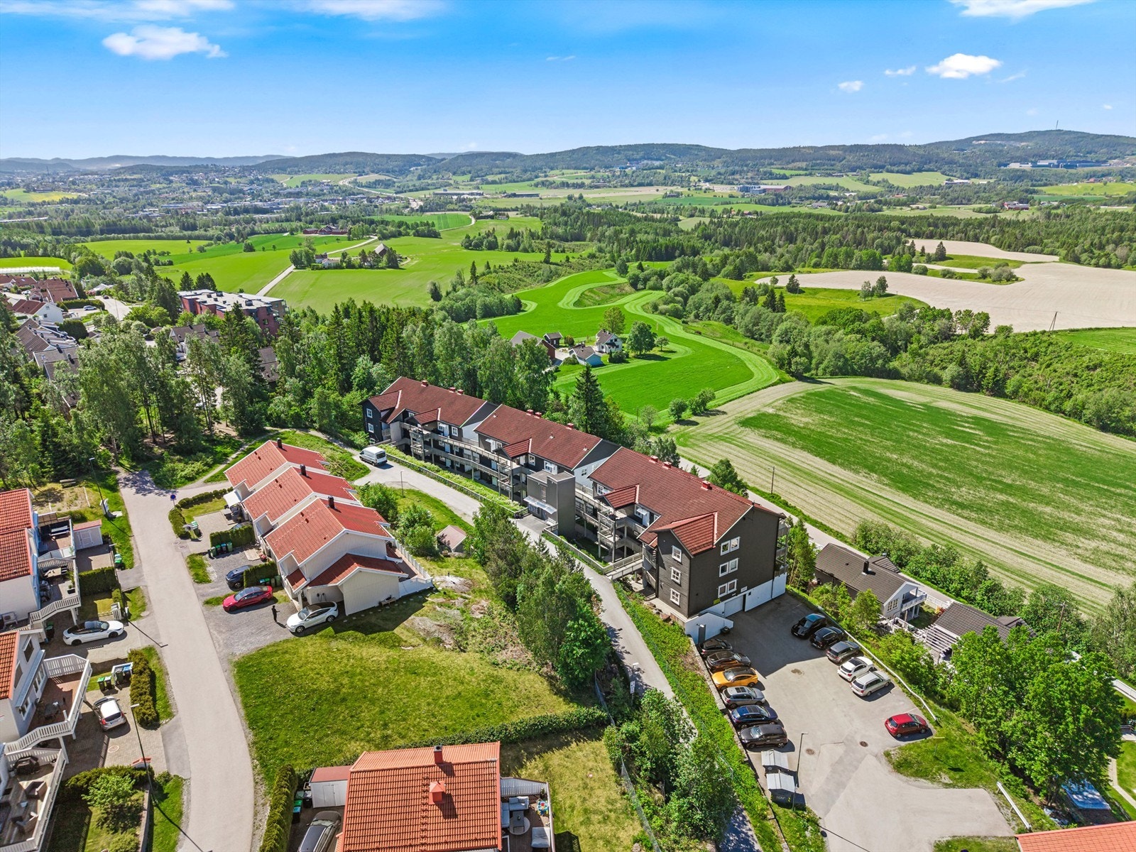 Bussholdeplass med hyppige avganger til Lillestrøm og Oslo ligger en kort gåtur unna. Galleribilde