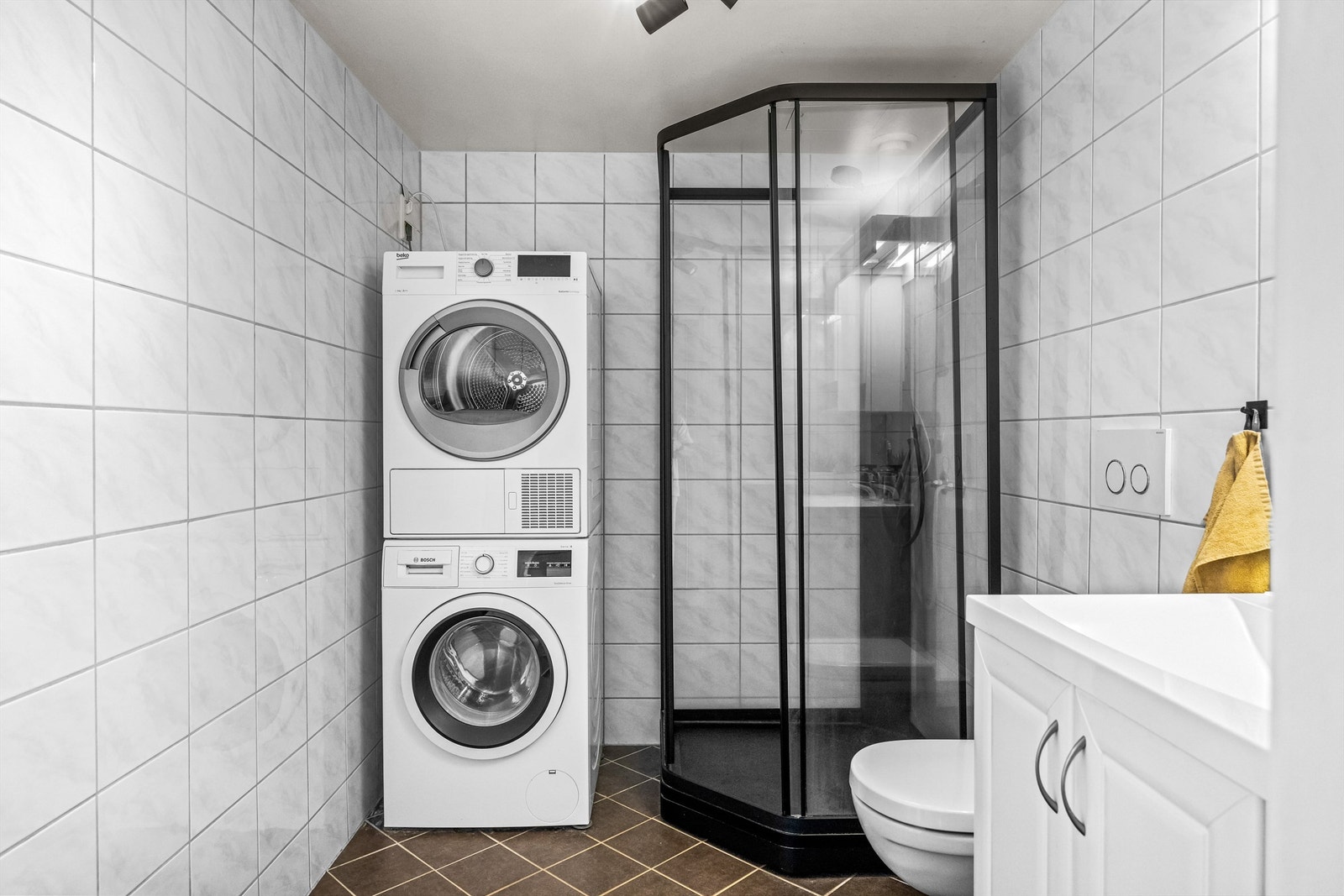 Badet har opplegg for vaskemaskin og tørketrommel. Galleribilde
