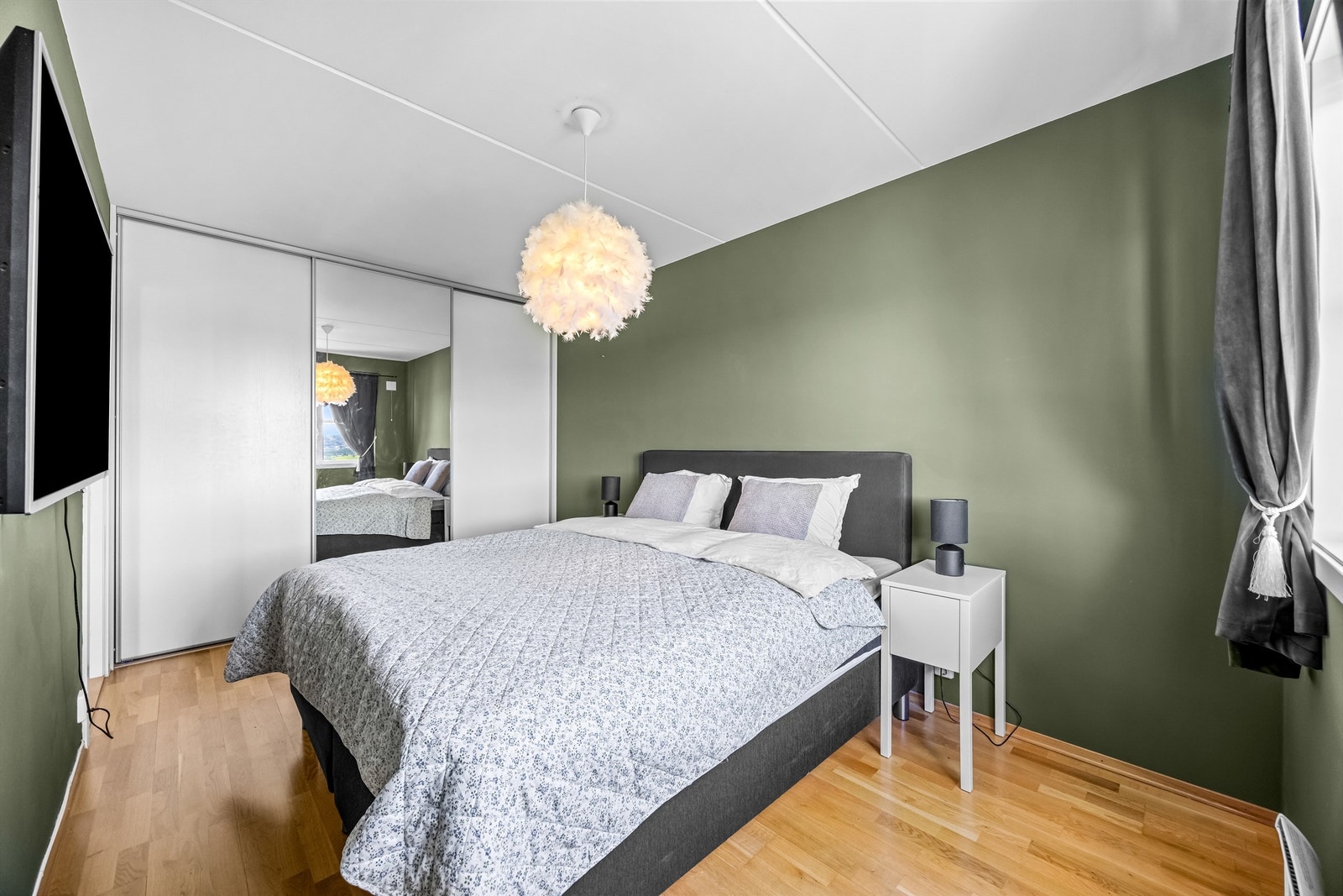 Hovedsoverom med god plass til dobbeltseng og en romslig skyvedørsgarderobe. Galleribilde