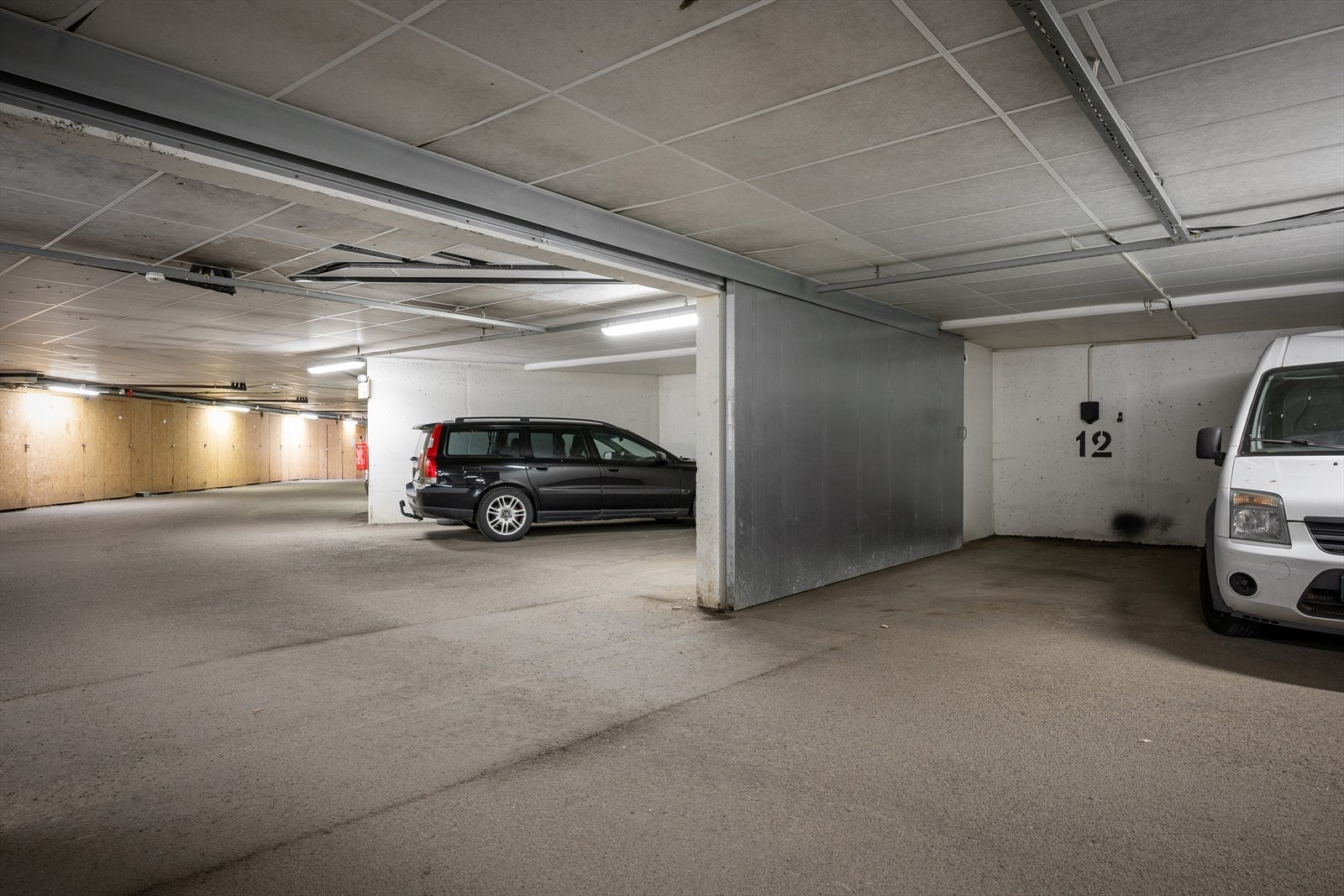 Fast garasjeplass med lader til elbilen. Galleribilde