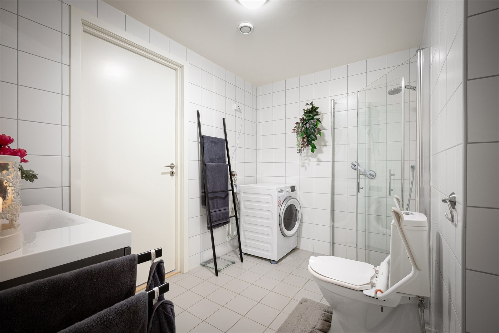 Opplegg for vaskemaskin på badet. Galleribilde