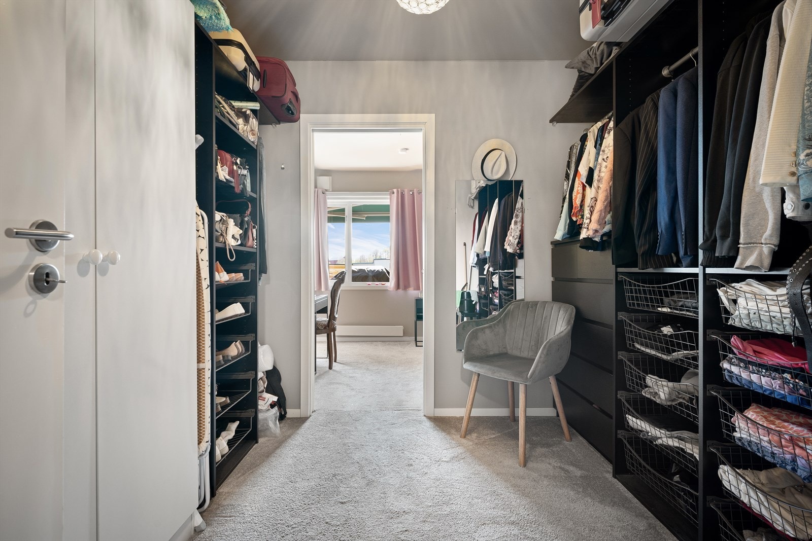 Walk-in closet. Galleribilde