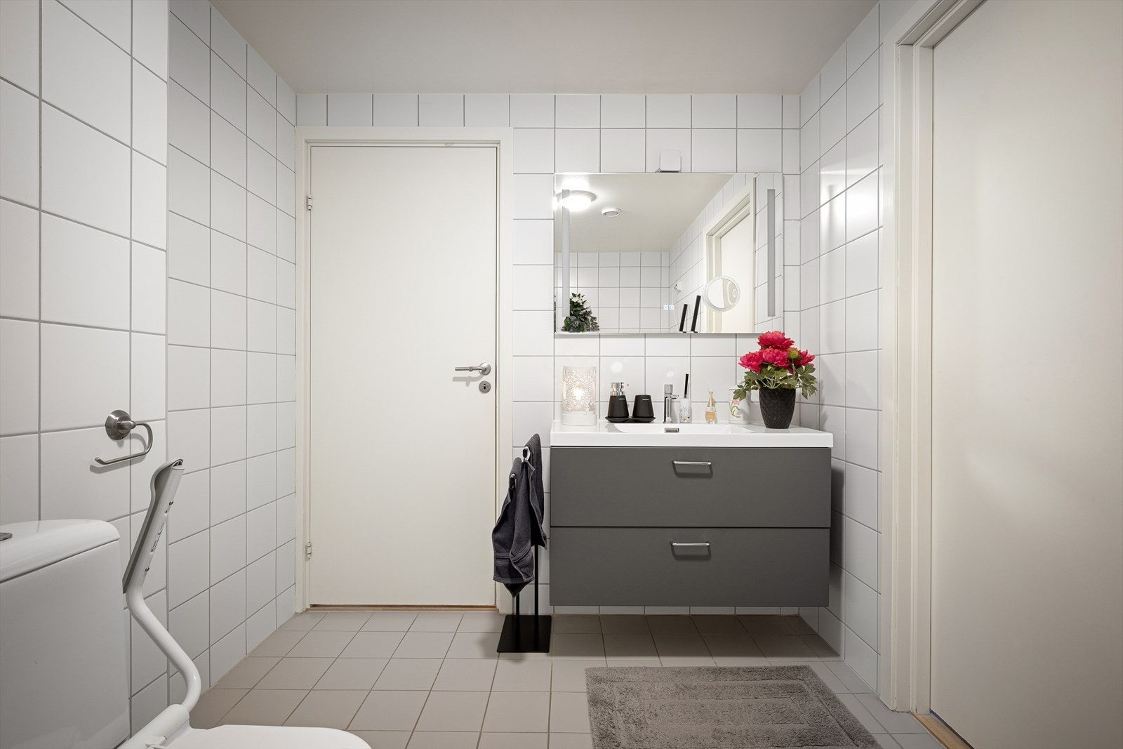 Romslig bad med flislagte overflater, gulvvarme og to innganger - en fra gangen og en i fra walk-in closet og soverom. Galleribilde