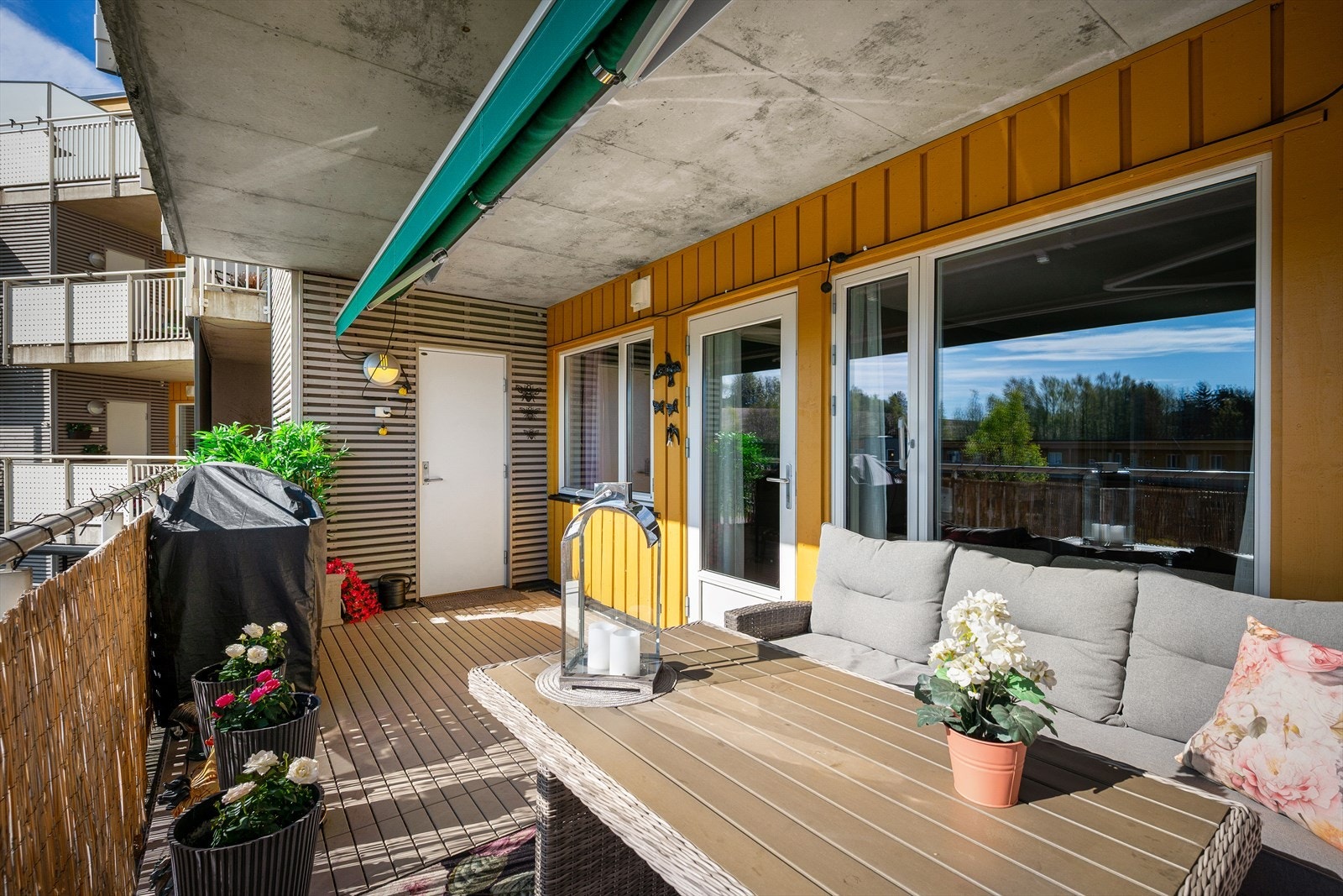 Balkongen har utebod, markise og plass til både grill, blomster og utemøbler. Galleribilde