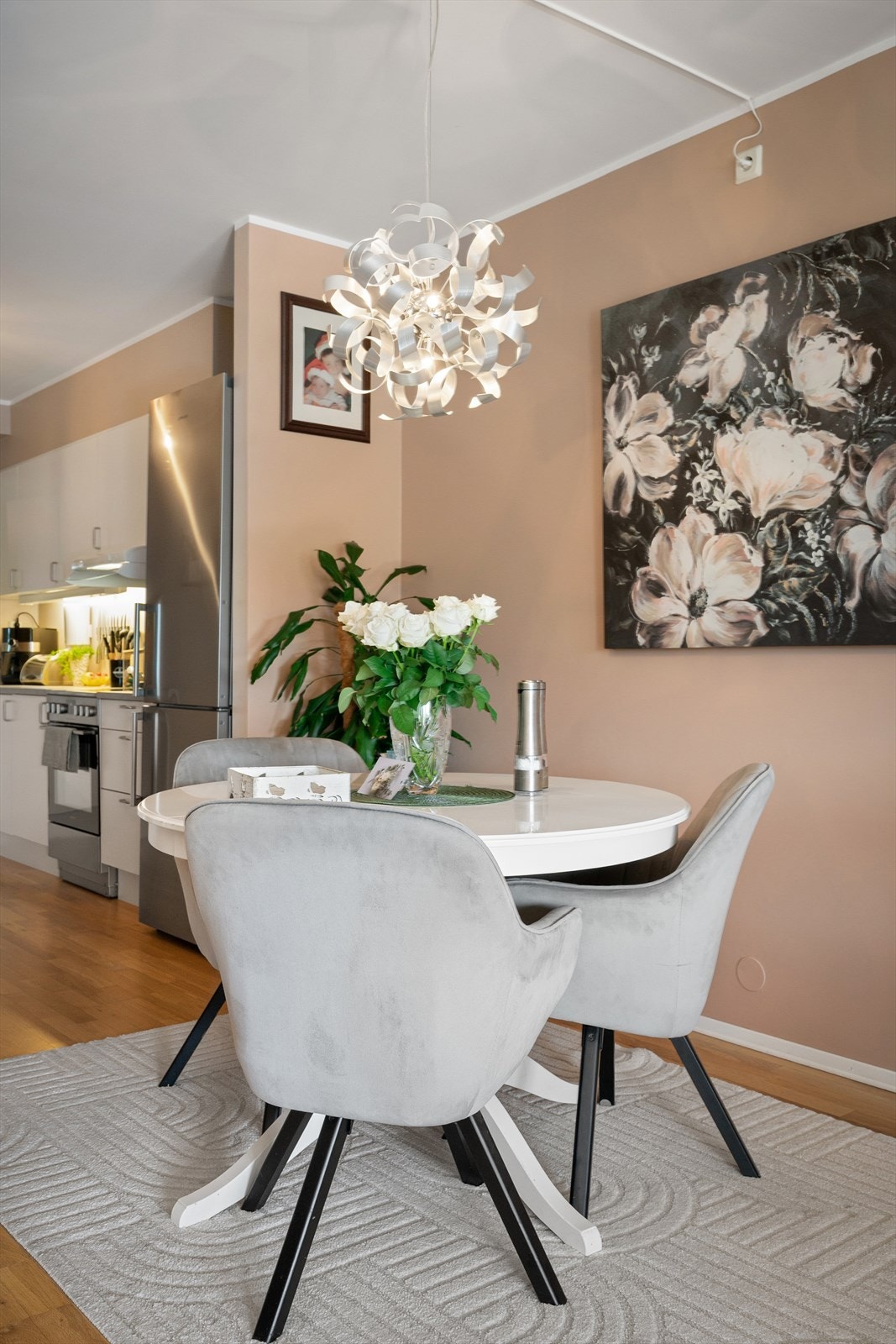 Plass til å møblere med både spisebord og sofagruppe med mediemøblement. Galleribilde
