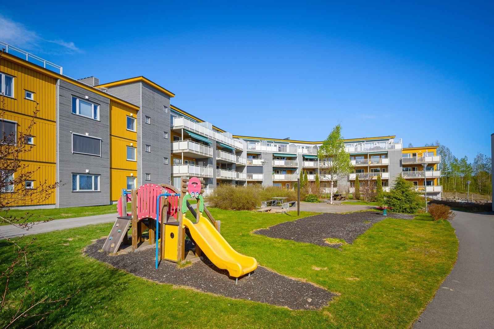Lekeplass med lekeapparater og sandkasse. Galleribilde