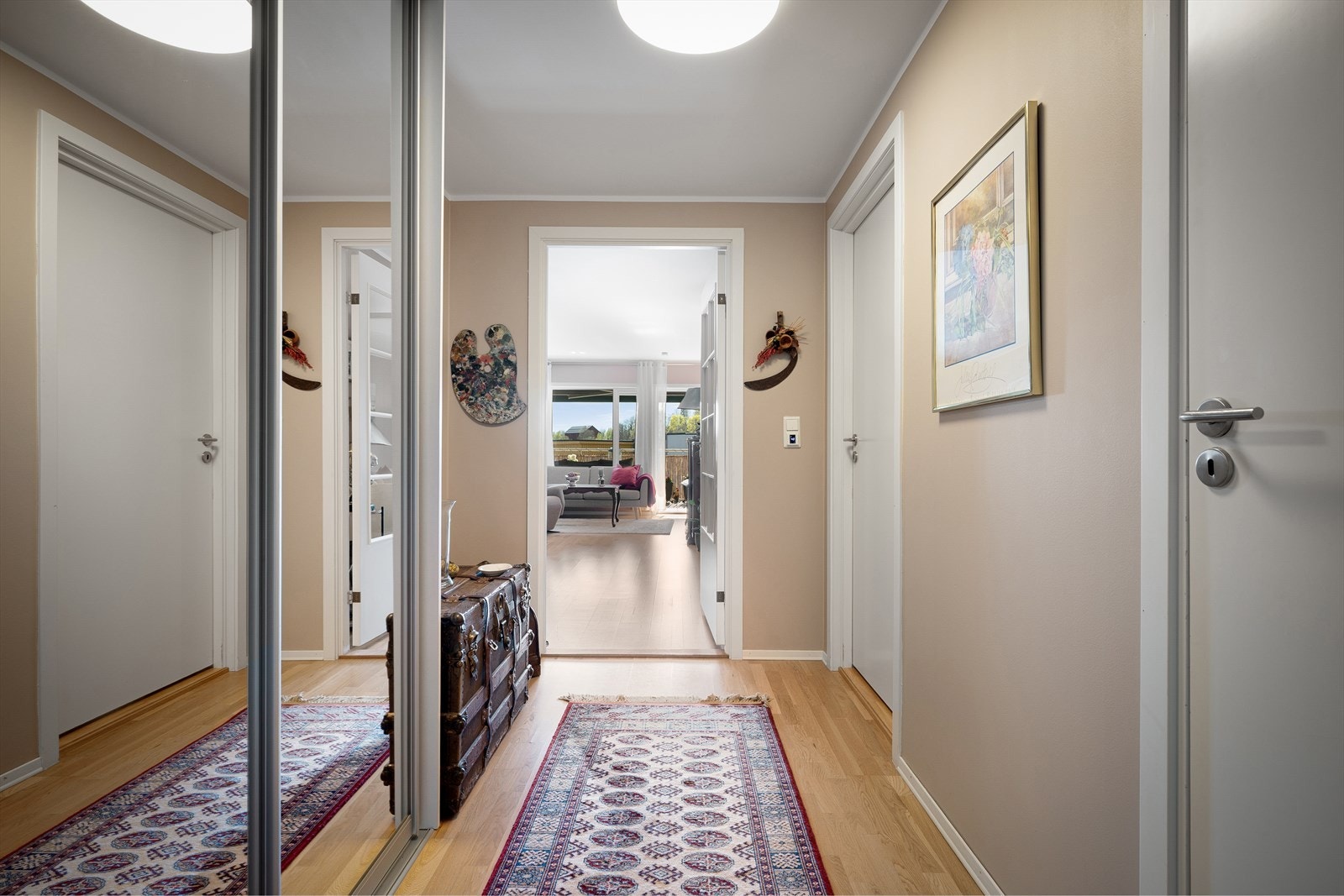 Mellom entré og stue er det montert en dør med glassfelt som bidrar til å skjerme mot støy og gir mulighet for bedre temperaturkontroll mellom rommene. Galleribilde
