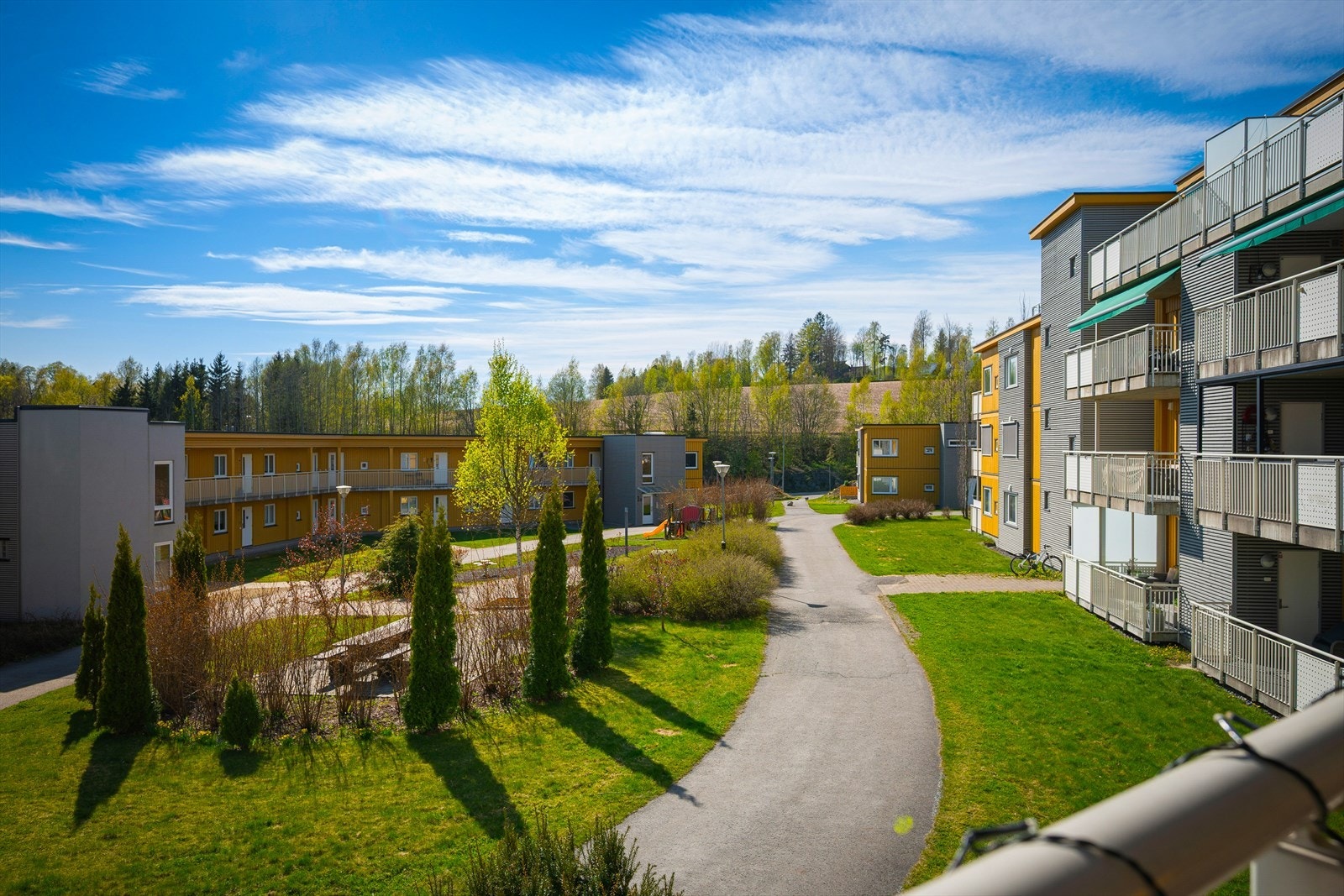 Utsikt over tunet fra egen, vestvendt balkong. Galleribilde