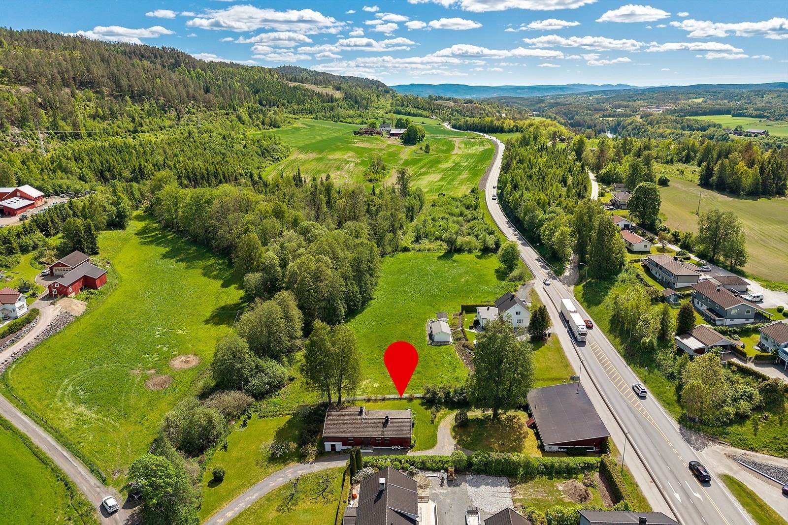 Fra eiendommen er det kun få minutters gange til bussholdeplassen Knivedalen. Galleribilde