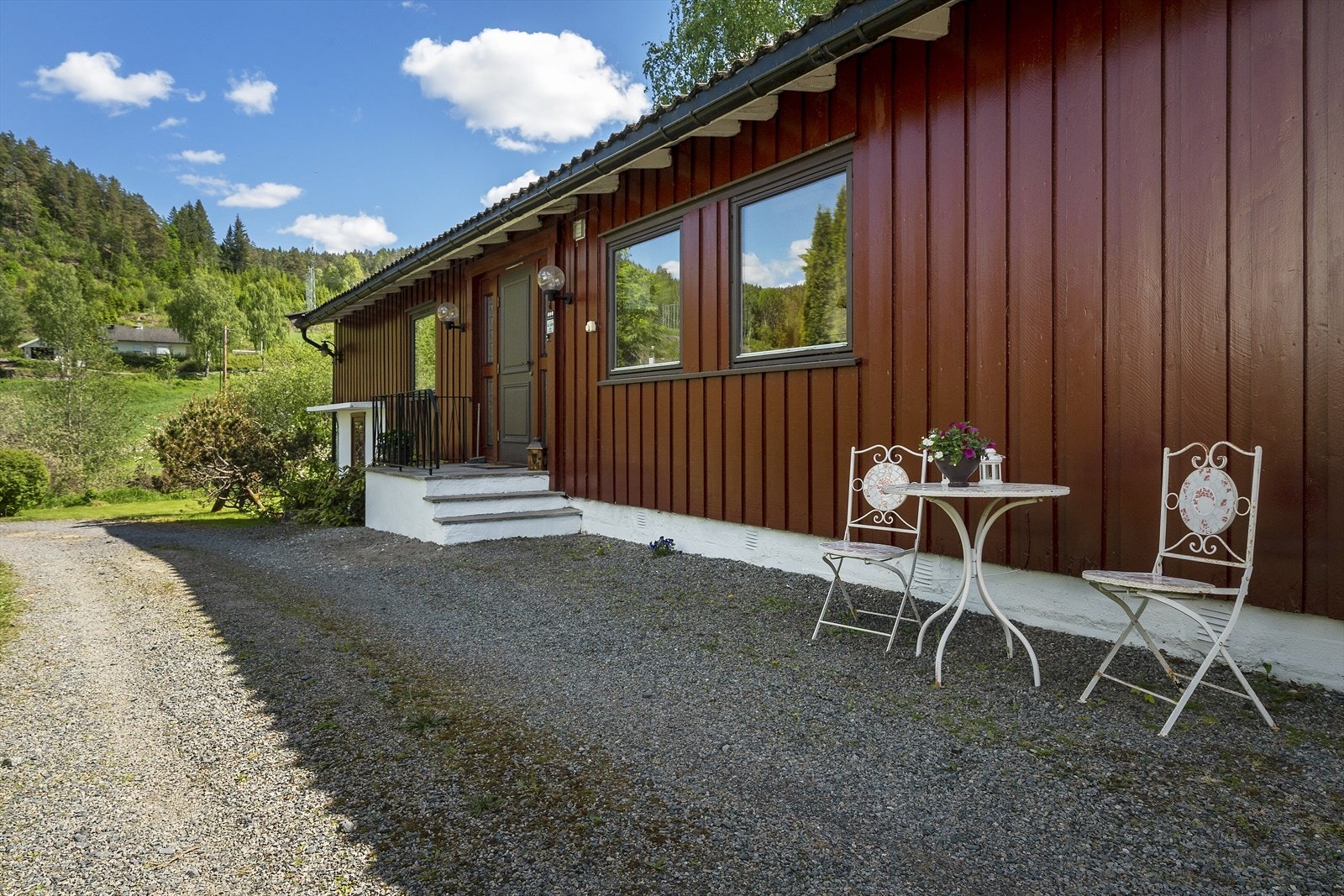 Inngangspartiet har en trapp av betong med skifer. Galleribilde