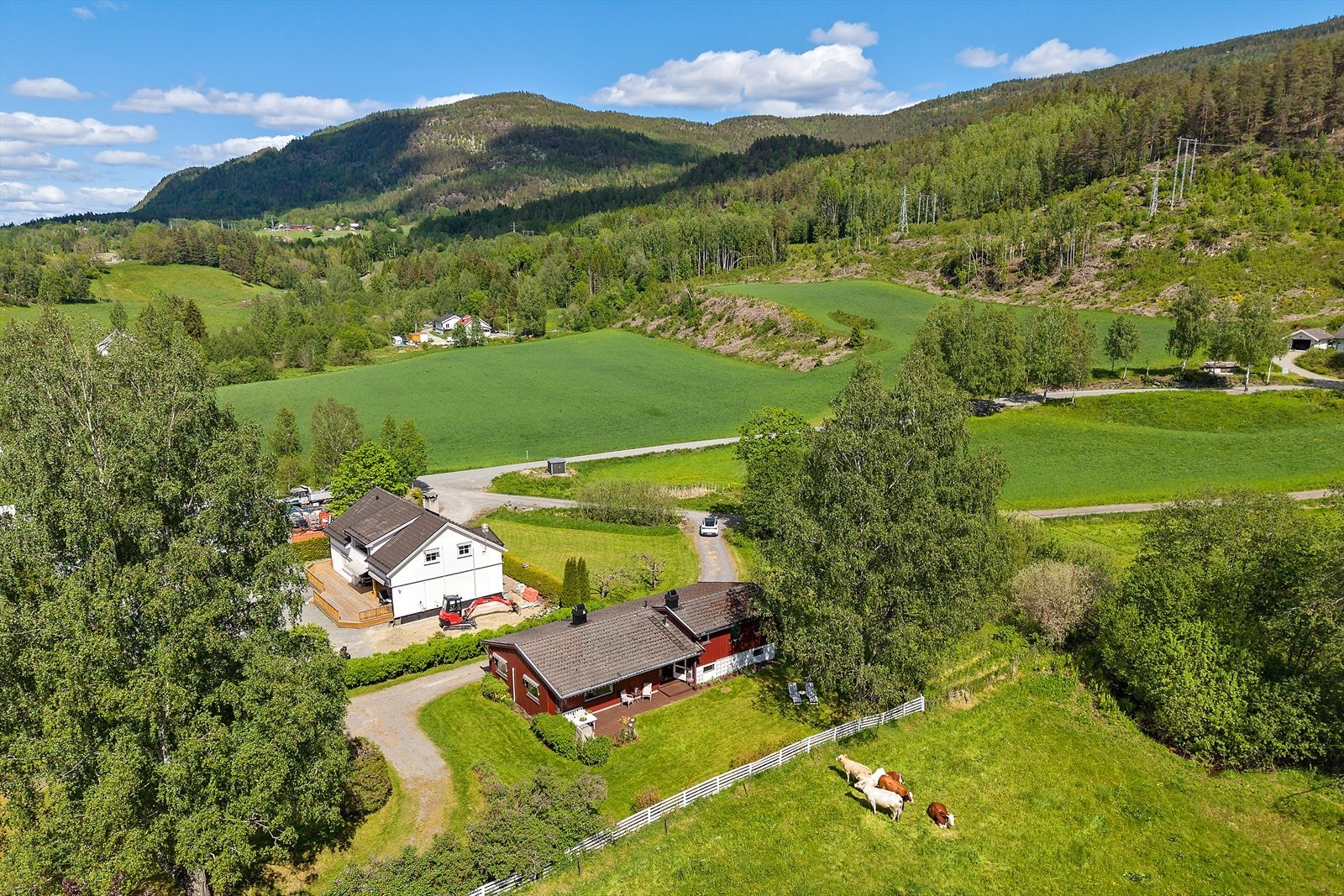 Eiendommen ligger landlig til i Knivdalen, med skog og mark som nærmeste nabo. Galleribilde