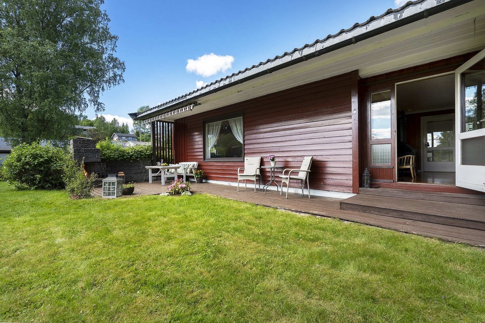 Terrasseplattingen på ca. 24 m² har direkte utgang fra stuen. Galleribilde