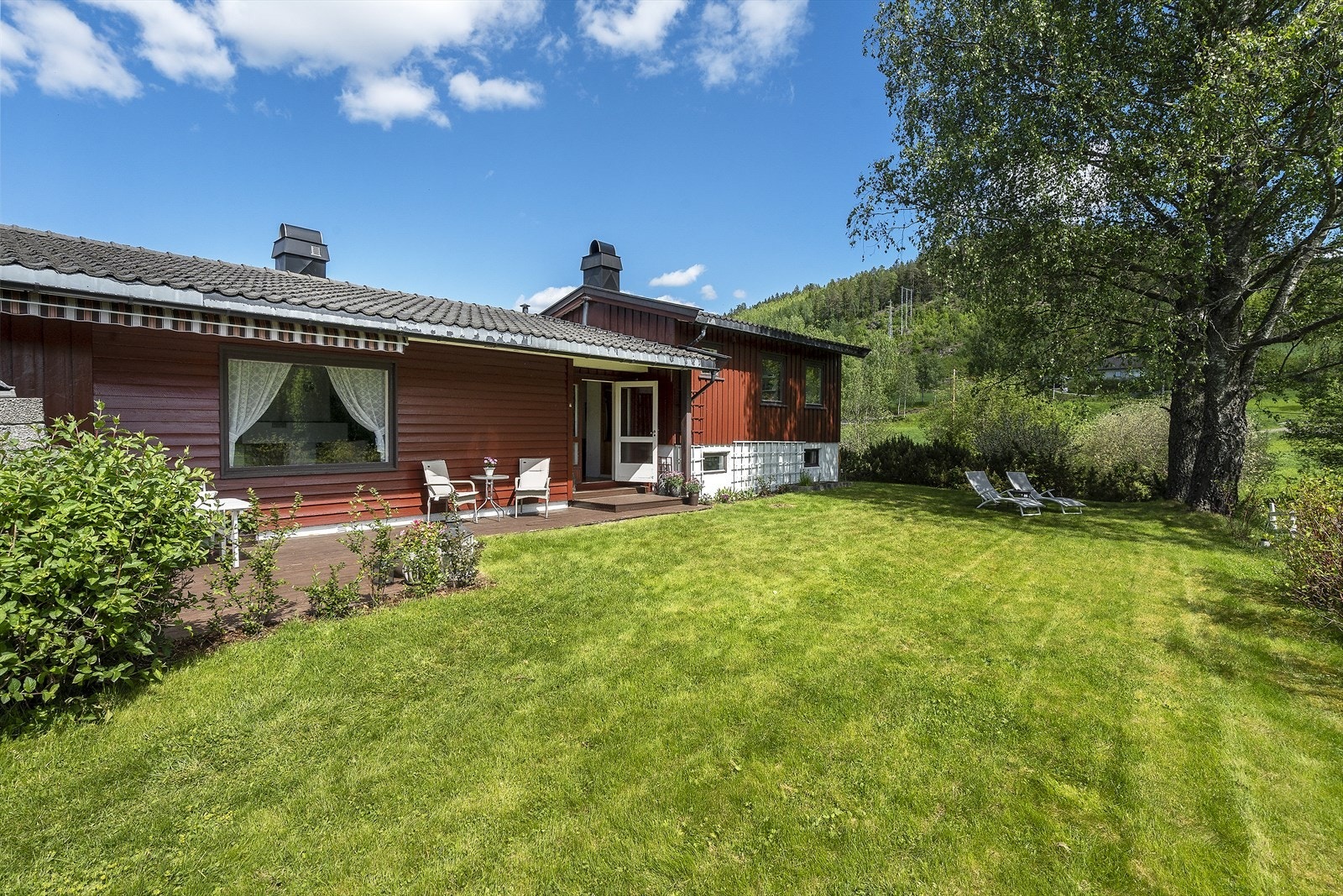 Stor og usjenert hage med rikelig plass for lek og utendørsaktiviteter. Galleribilde