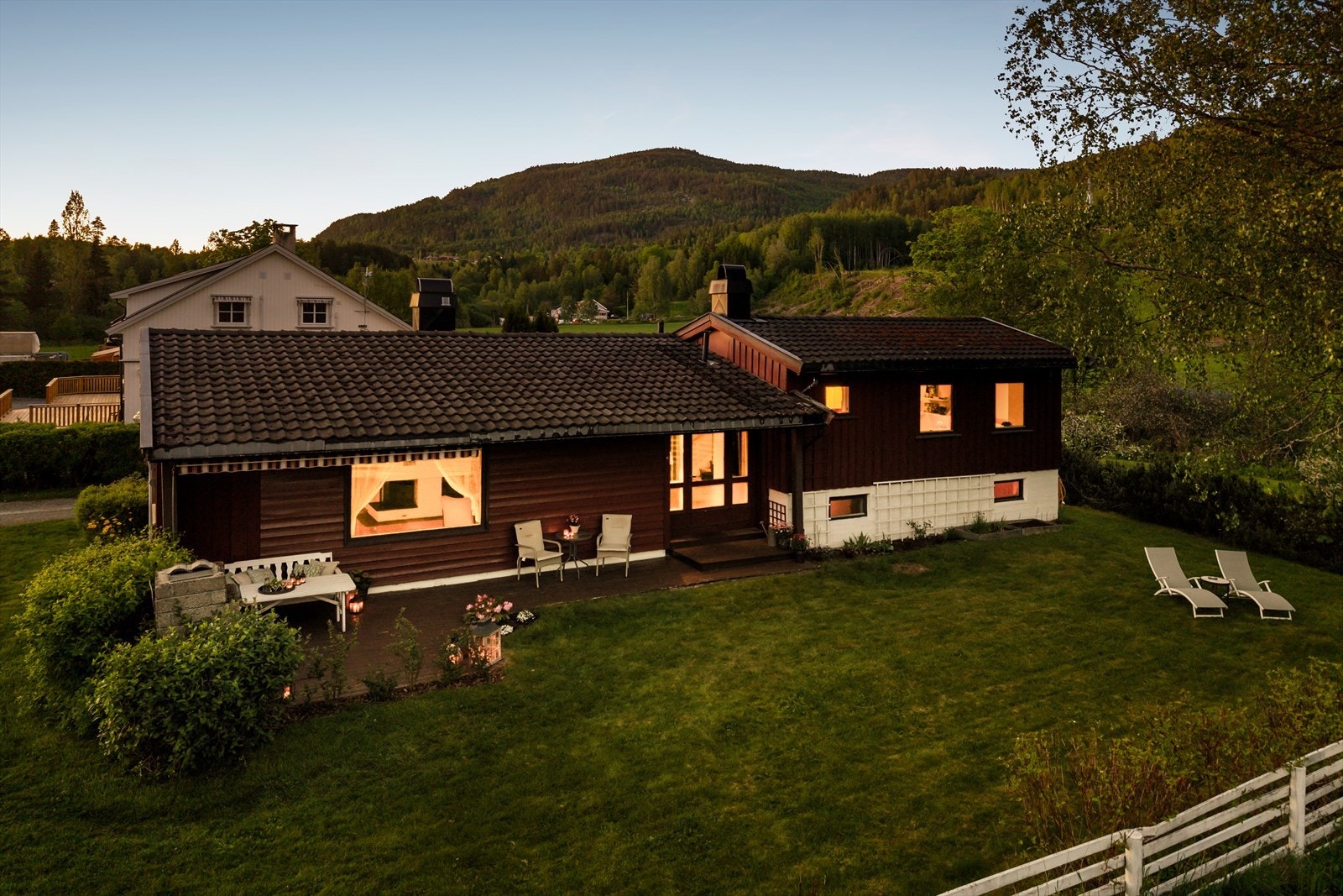 Eiendommen strekker seg over 3,2 mål og inkluderer et separat lagerbygg på ca. 280 m². Galleribilde