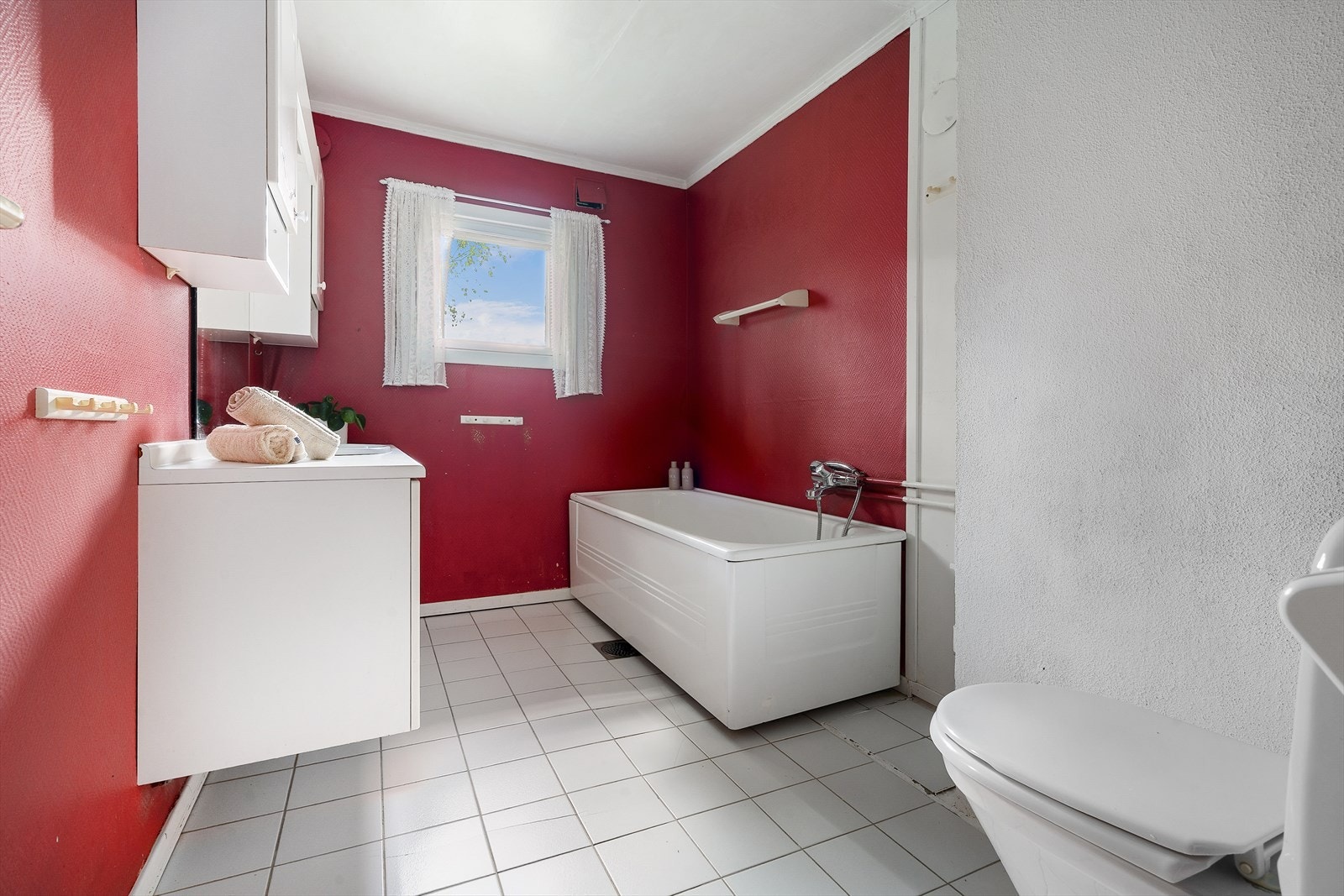 Badet i første etasje har flislagt gulv med gulvvarme og er utstyrt med badekar. Galleribilde