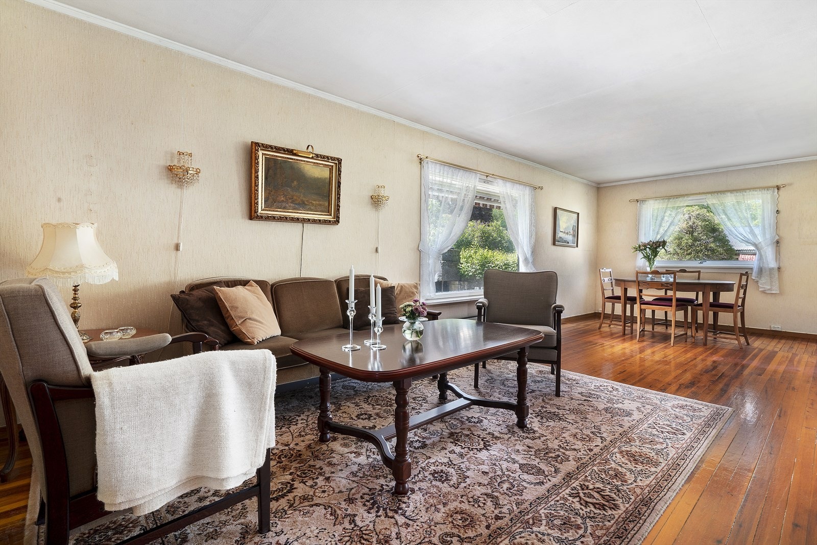 Stuen har god plass til både sofagruppe og spisebord. Galleribilde