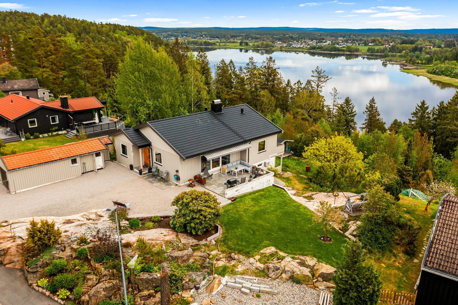 Landlig idyll med flott utsikt over vannet - eiendommen ligger høyt og fritt, omgitt av frodig hage, fine uteplasser og gode solforhold. Galleribilde