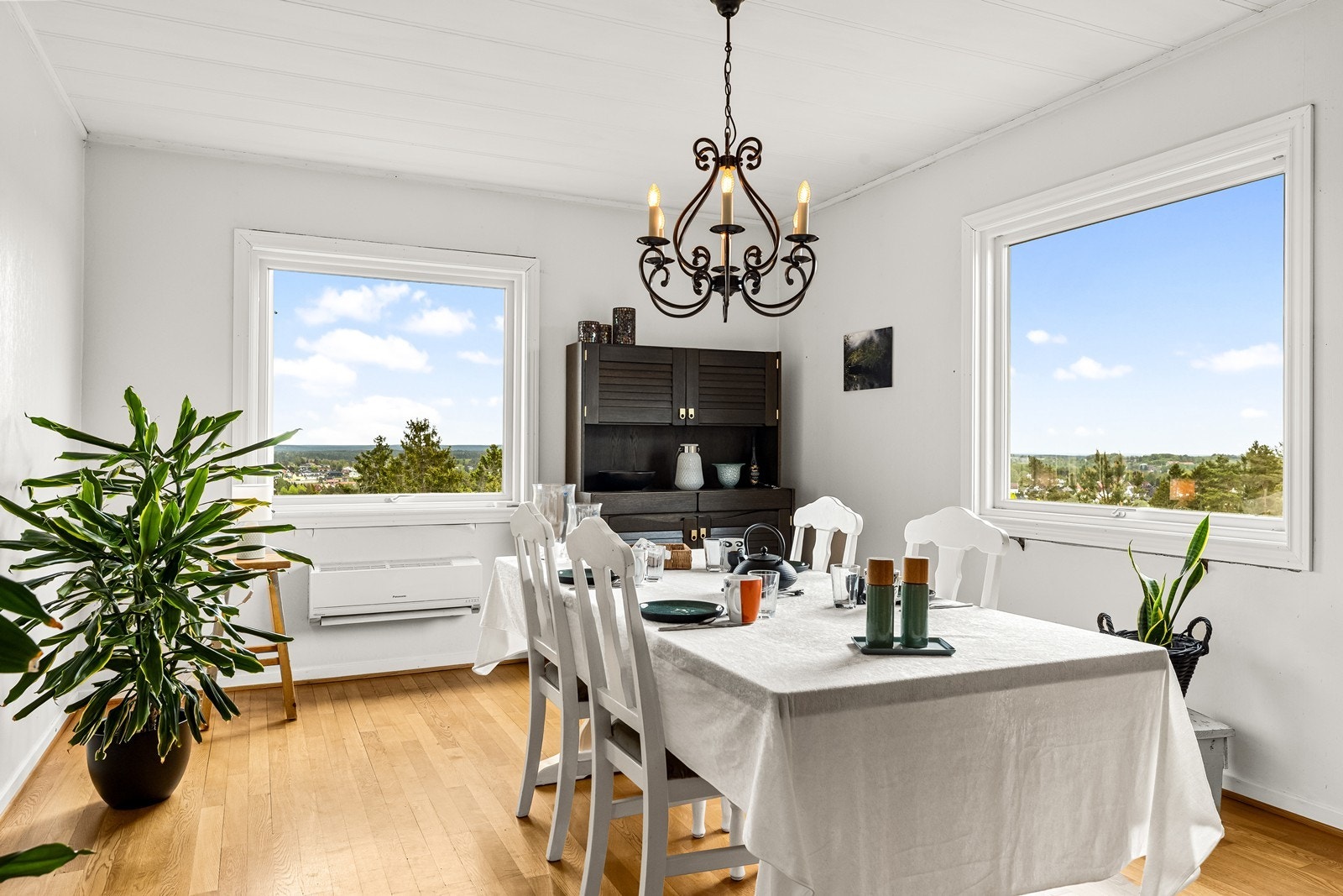 Spiseplassen har direkte tilknytning til kjøkkenet, og det er plass til spisebord. Galleribilde