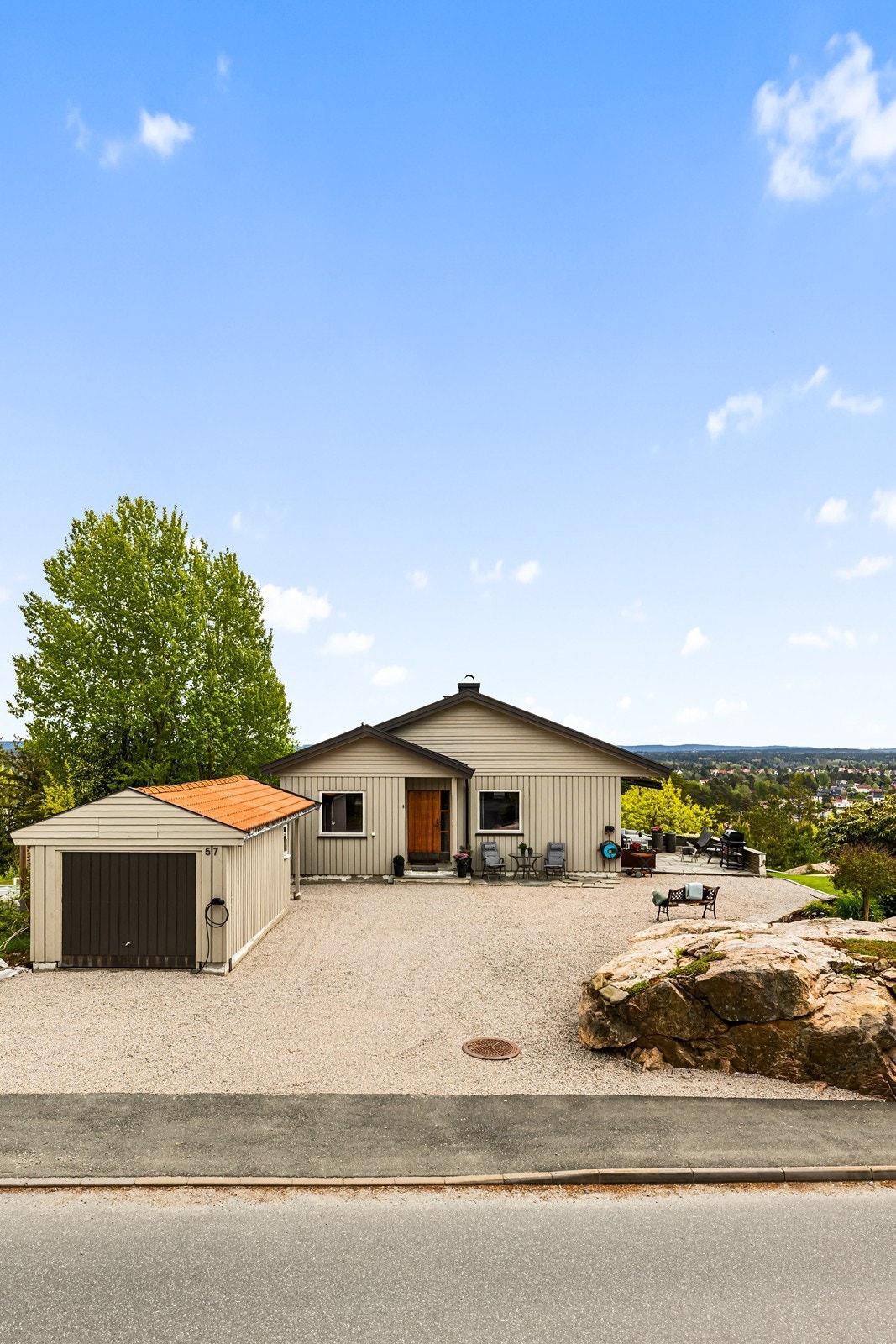 Boligen ligger i et etablert boligområde. Galleribilde