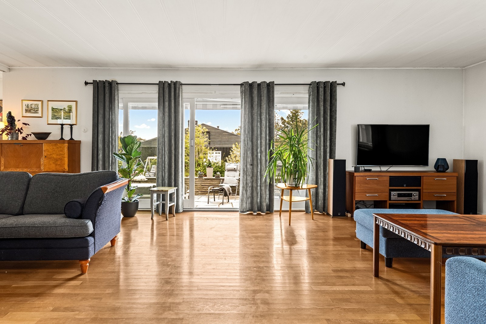 Utgang til terrasse fra stuen gir enkel tilgang til et flott uteområde. Galleribilde