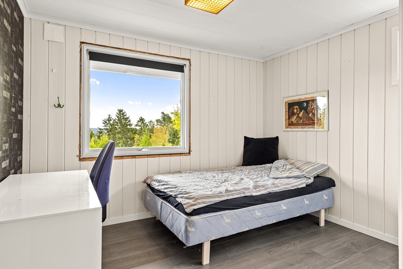 Rommet har malte panelvegger og flisgulv med varmekabler, og egner seg godt som soverom. Galleribilde