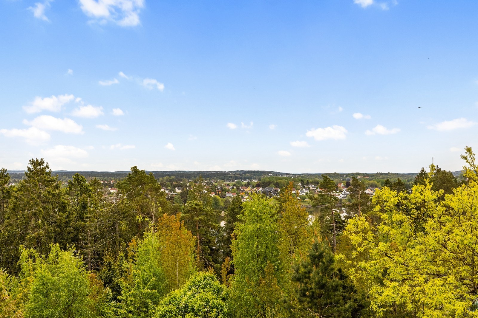 Fra eiendommen er det utsyn mot nærliggende boligområde og natur. Galleribilde