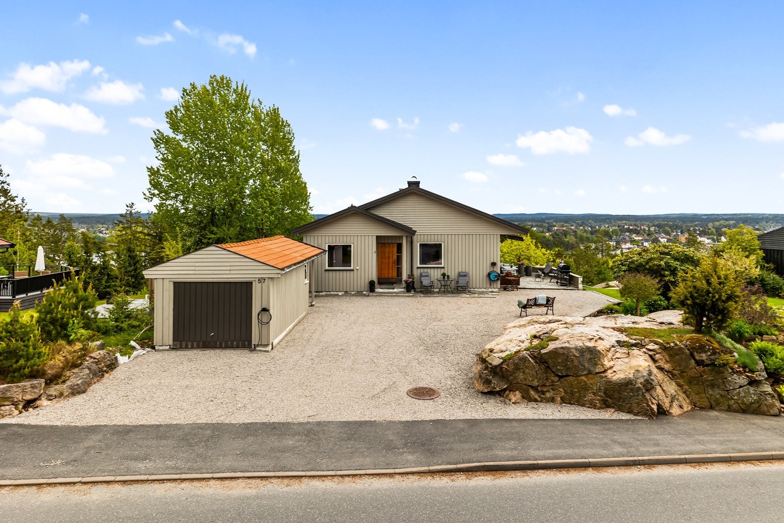 Eiendommen har en garasje, samt en separat bod. Galleribilde