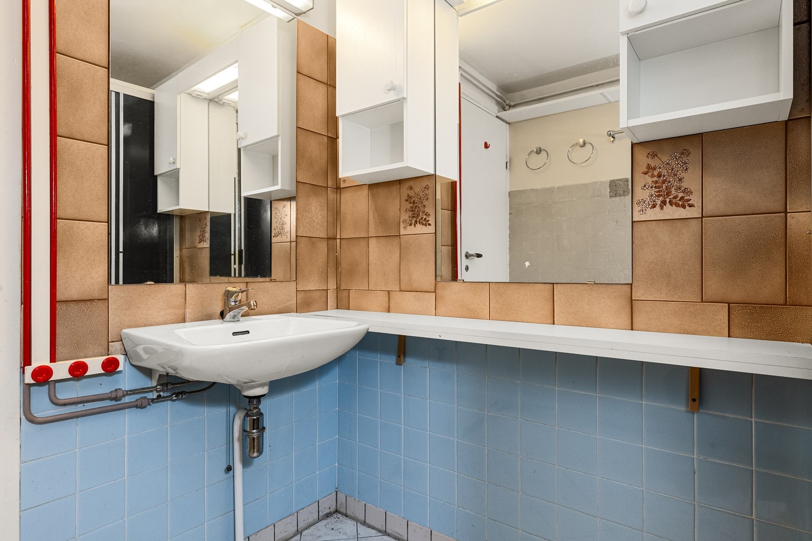 Badet i underetasjen har flislagte overflater og trenger full oppgradering av tettesjikt, sluk og røropplegg. Galleribilde
