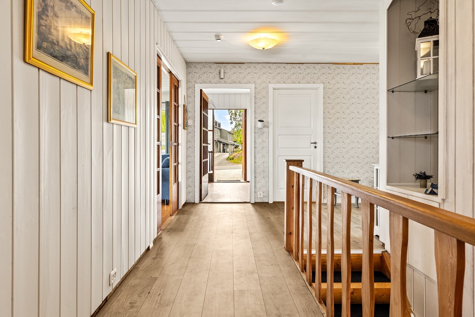 Fra entréen er det direkte tilgang til flere av husets rom. Galleribilde