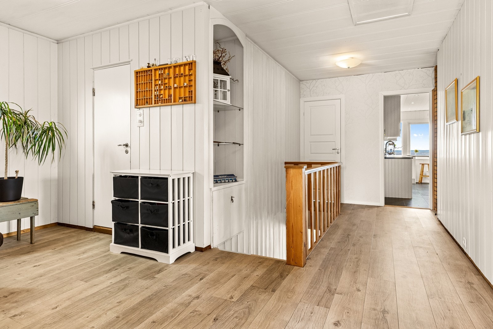 Entréen har tilgang til kjøkken og oppholdsrom. Galleribilde