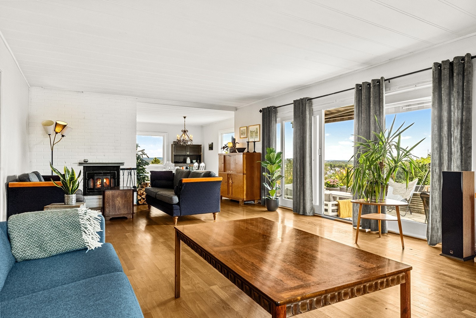 Fra stuen er det utgang til en romslig terrasse med hellelagt underlag. Galleribilde