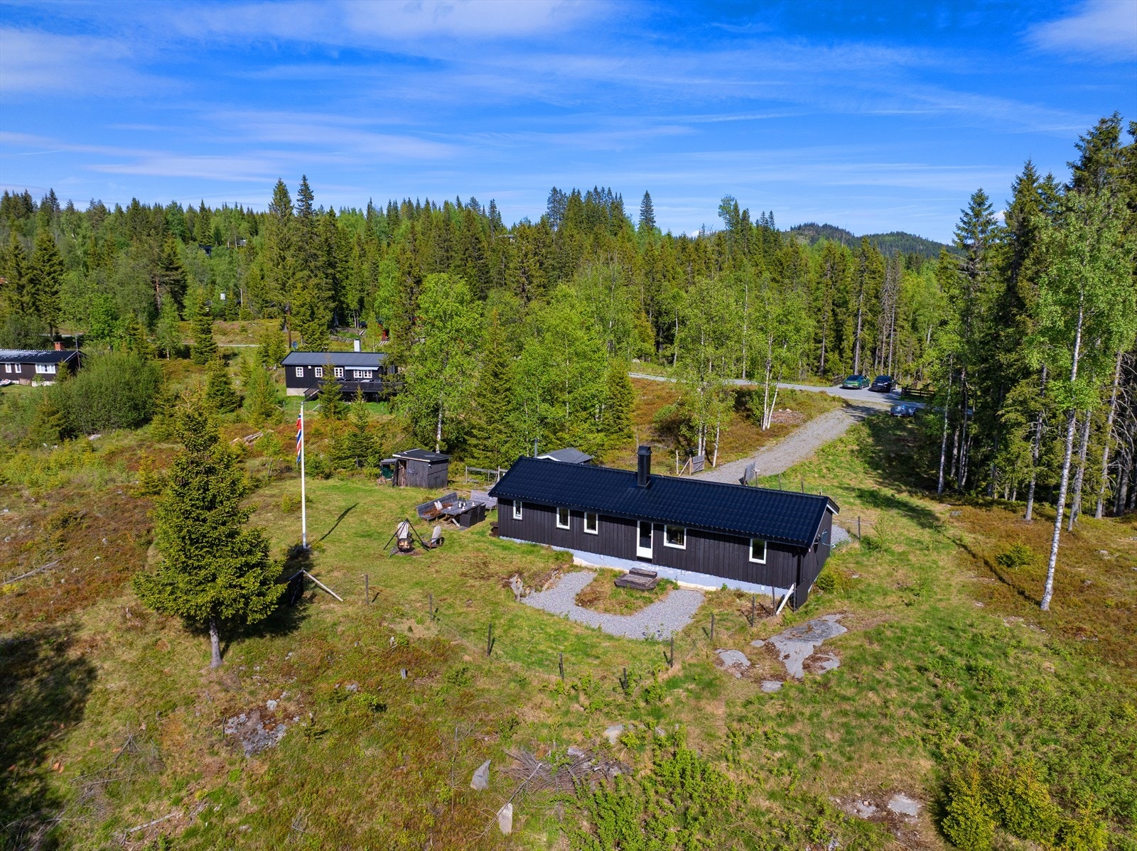 Den store naturtomten gir rikelig med plass for utendørs aktiviteter og rekreasjon. Galleribilde