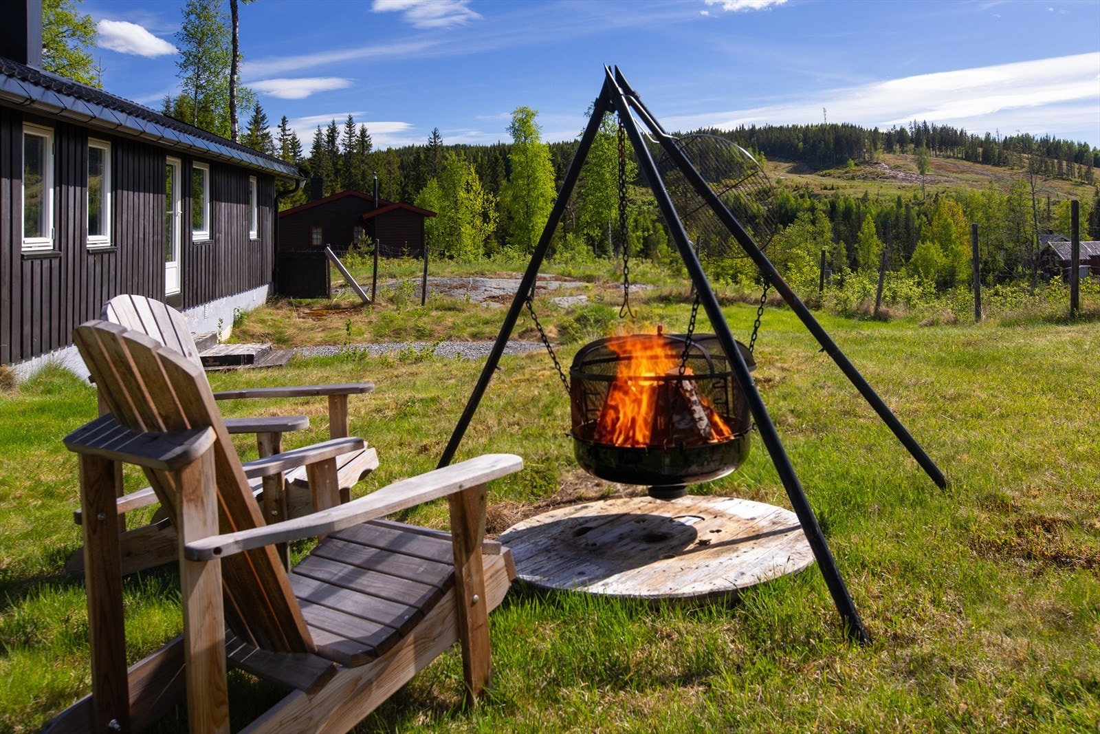 Uteplassen har god plass til bålpanne og sittegrupper for sosiale sammenkomster. Telemast synes på toppen av skibakken. Gode signaler og mulighet for trådløst bredbånd! Galleribilde