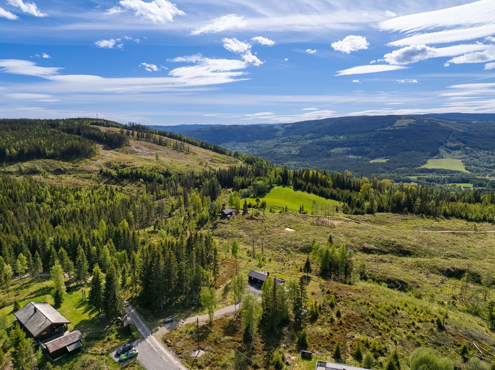 Eiendommen ligger i et naturskjønt landskap med umiddelbar nærhet til skog og mark. Det er kort vei til Ski Hurdal! Galleribilde