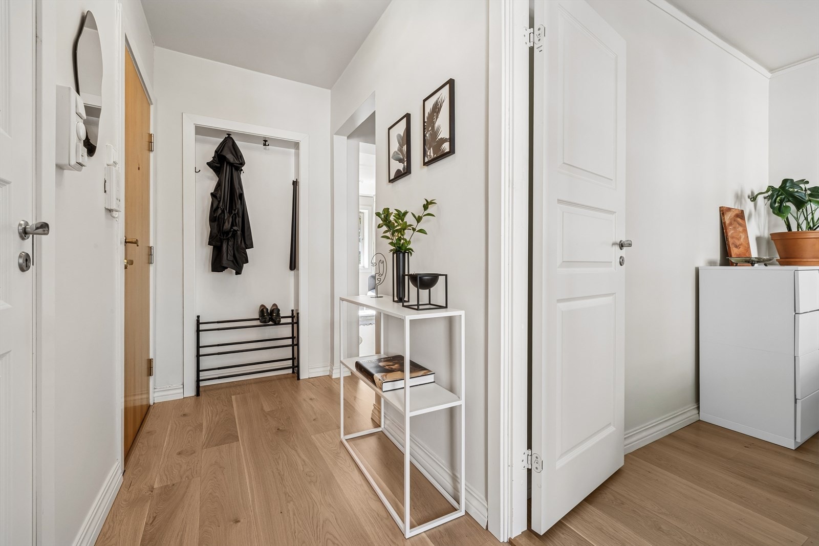 Innenfor døren kommer du inn i en praktisk og innbydende entré. Galleribilde