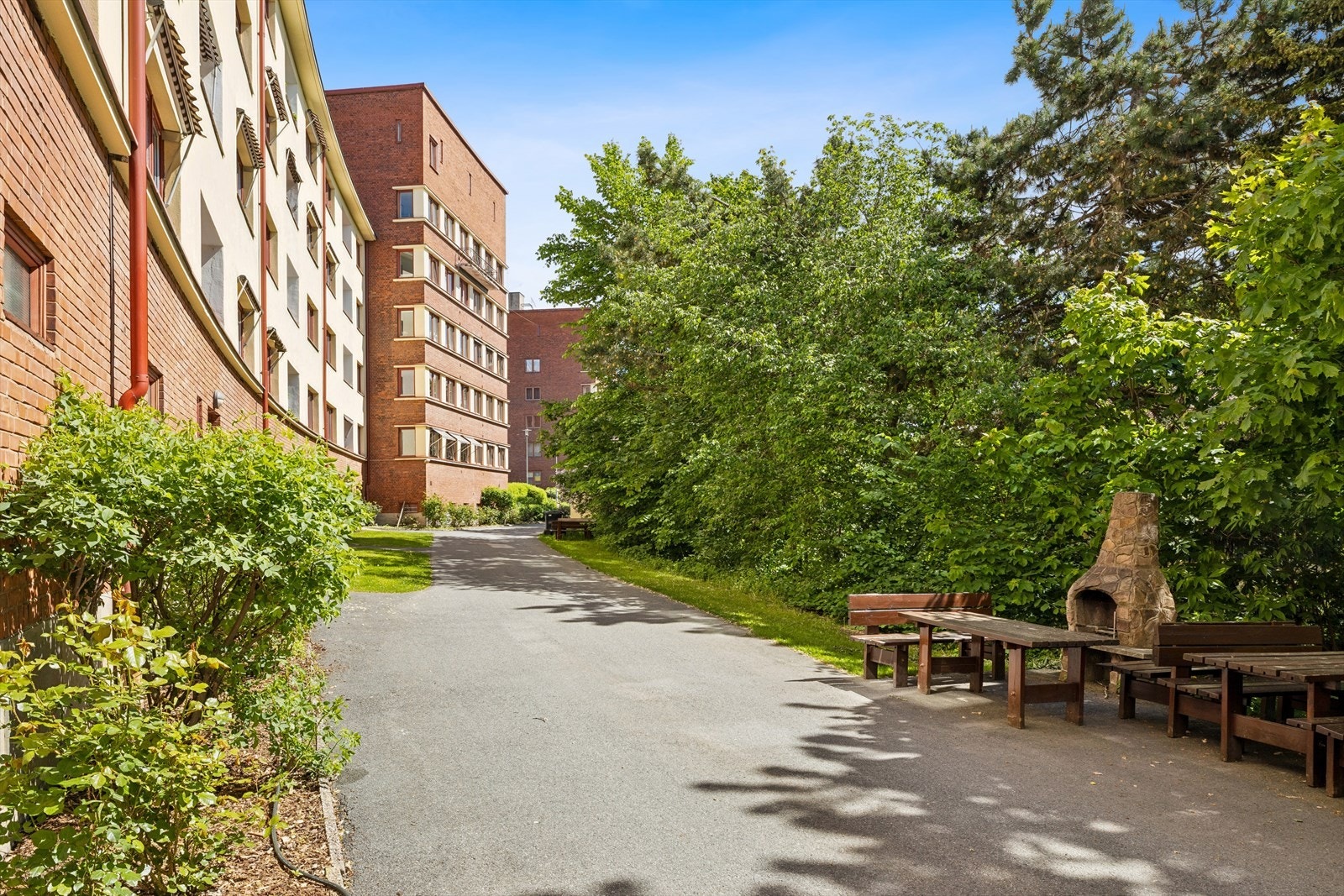 Hyggelige fellesarealer med sittegrupper og grillmuligheter for beboerne. Galleribilde