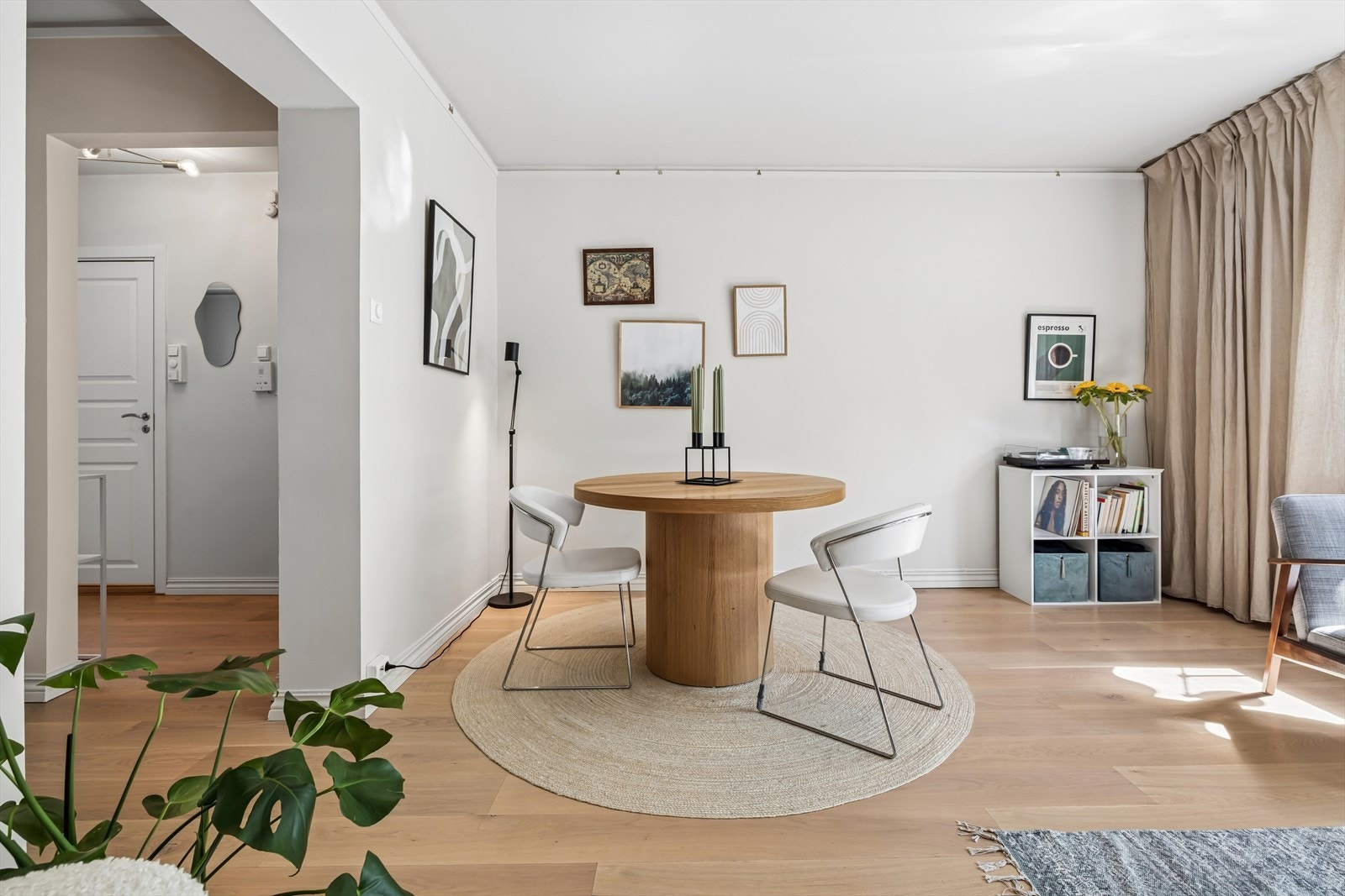 Stuen har god plass til både spisebord og en romslig sofagruppe. Galleribilde
