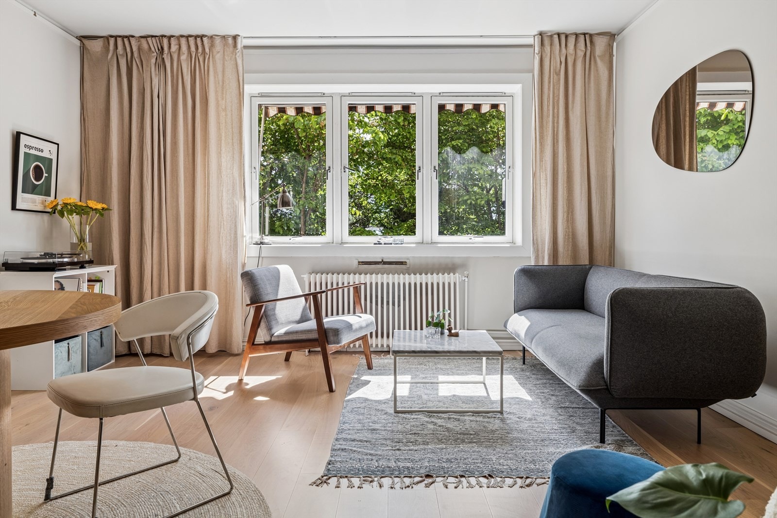 Vinduene har triple isolérglass i trerammer. Om sommeren kommer markisen godt med på varme dager. Galleribilde