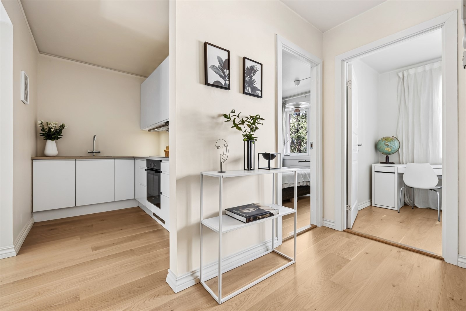 Her er det god plass til skoskap og oppheng. Galleribilde