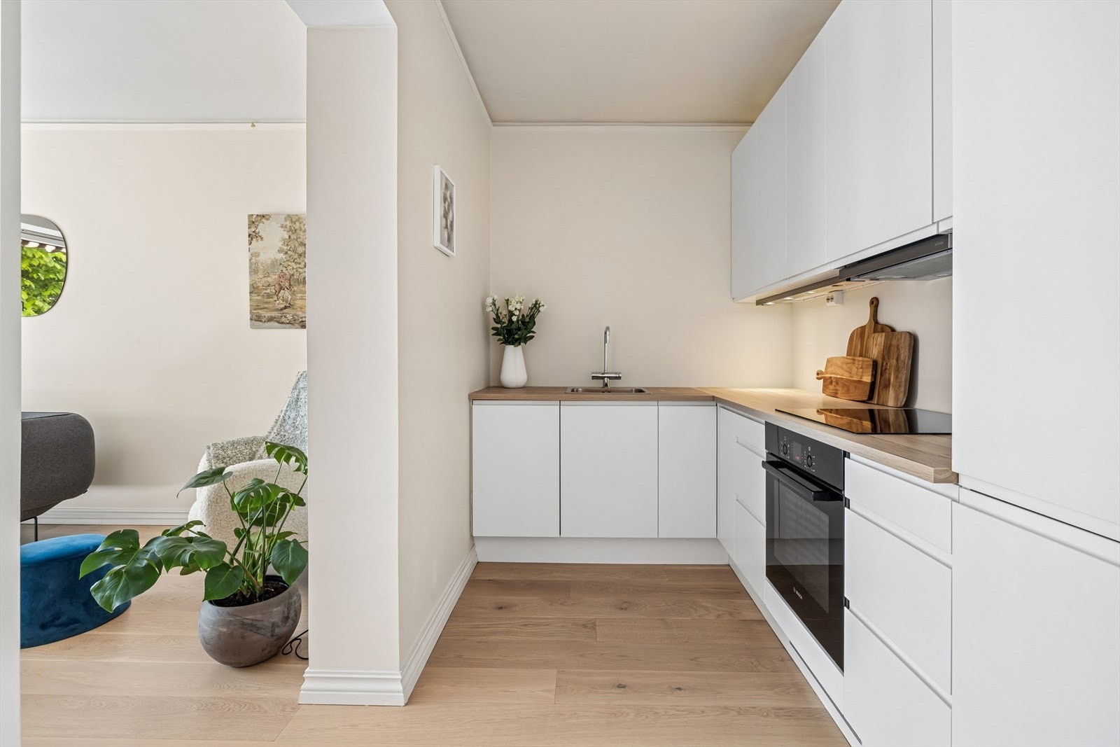 Kjøkkeninnredning fra Epoq med laminat benkeplate og integrert stekeovn fra Bosch. Galleribilde