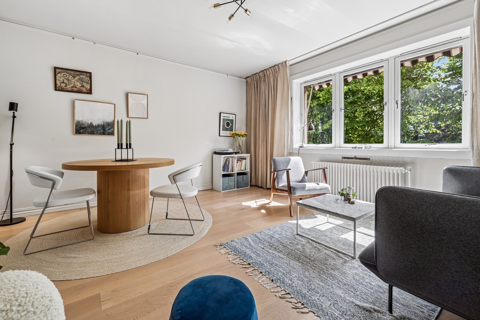 Med gjennomgående løsning og store vinduer oppleves stuen som lys og luftig. Galleribilde
