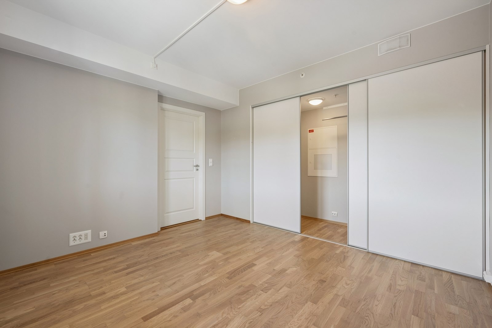 Fra soverommet er det inngang til et praktisk garderobe. Galleribilde