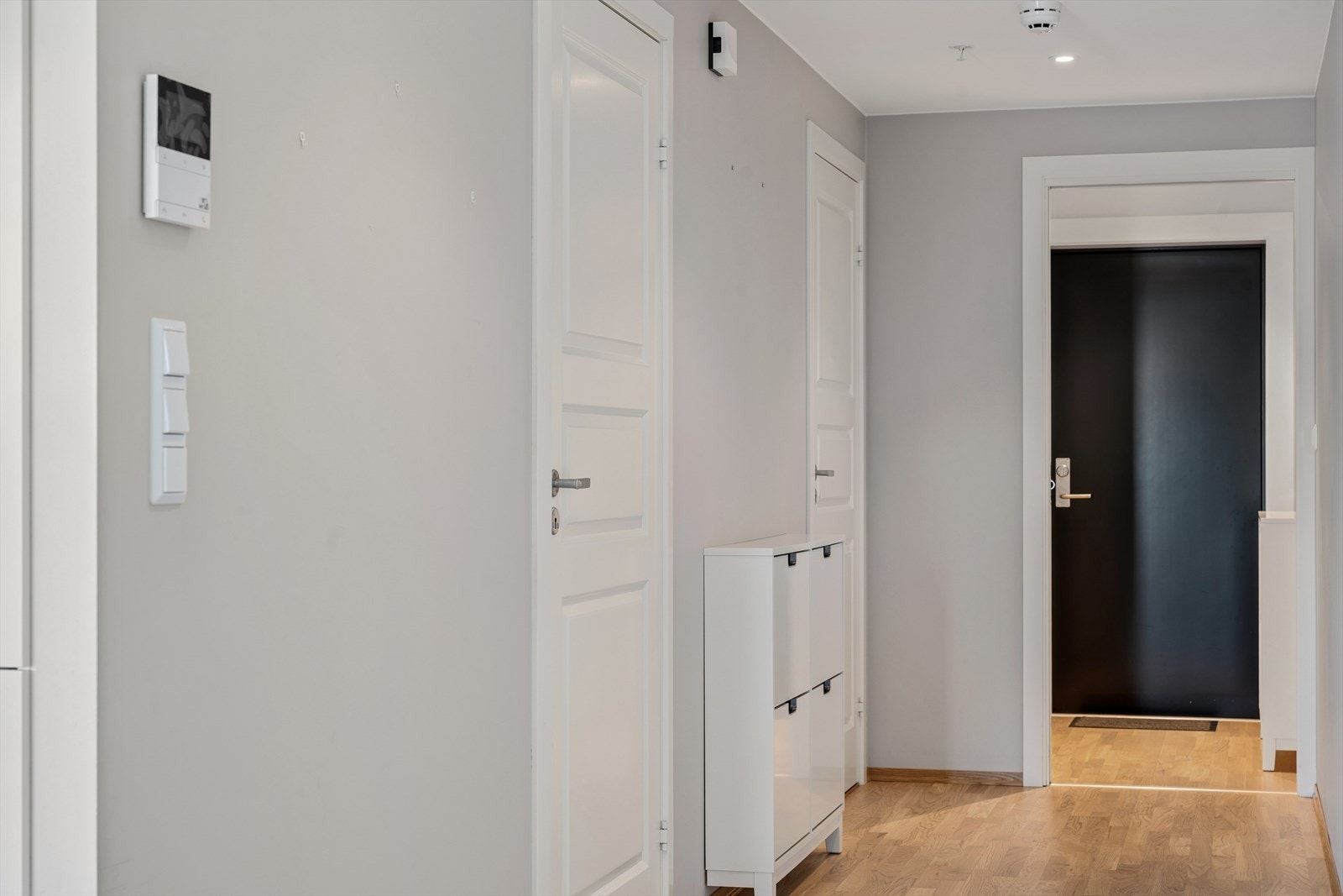 Entréen gir et godt førsteinntrykk og har plass til entrémøblementer for å henge fra seg yttertøy og sko. Galleribilde