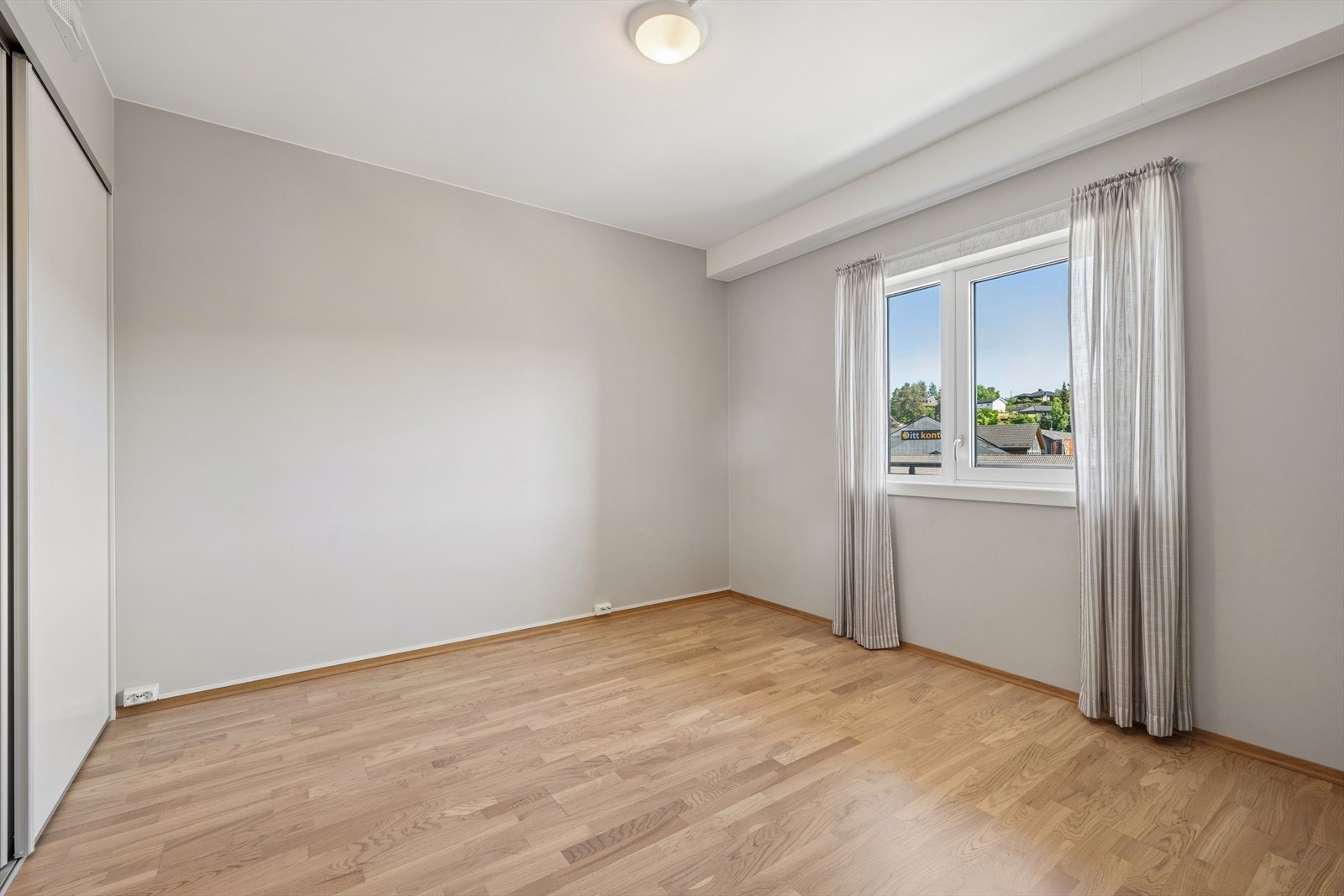 Soverommet har god plass til dobbeltseng og er utstyrt med en romslig skyvedørsgarderobe. Galleribilde